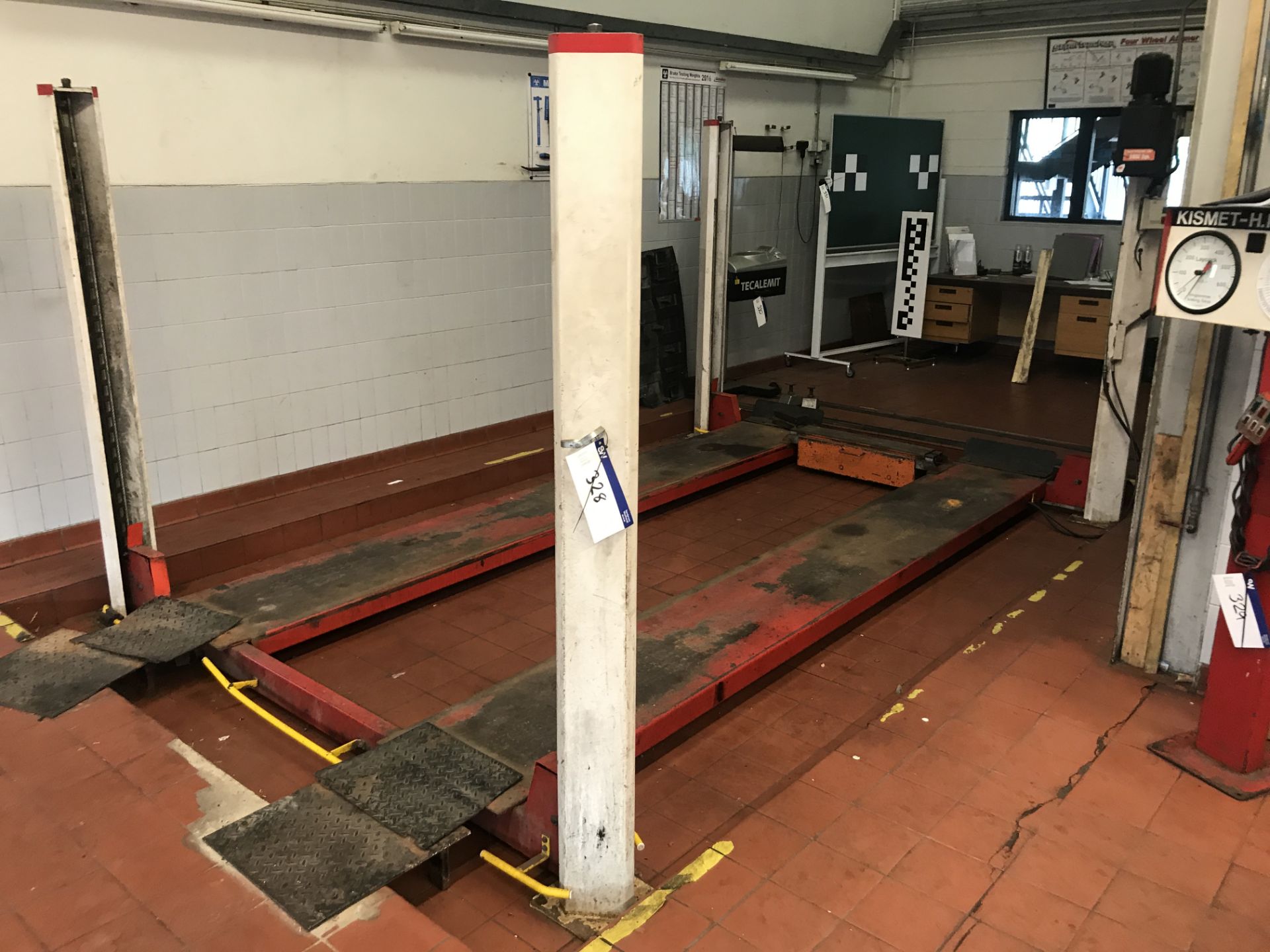 Souriau 42726 Four Post Vehicle Lift, 3000kg, with hydraulic jacking beam