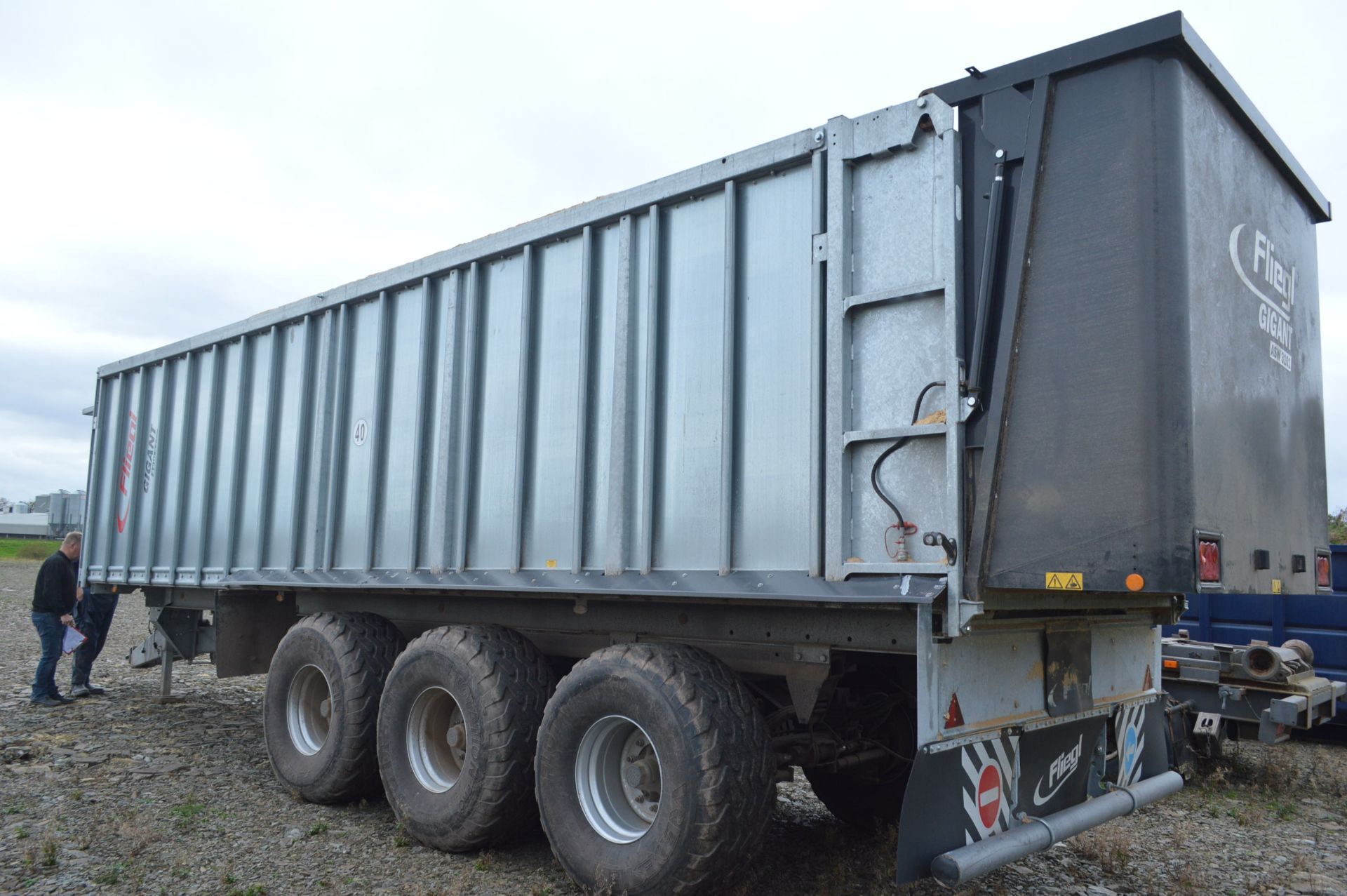 Fliegl GIGANT ASW 3101 (three axle 10.1m body) TRIDEM 29T TRI-AXLE GALVANISED STEEL SIDED PUSH OFF