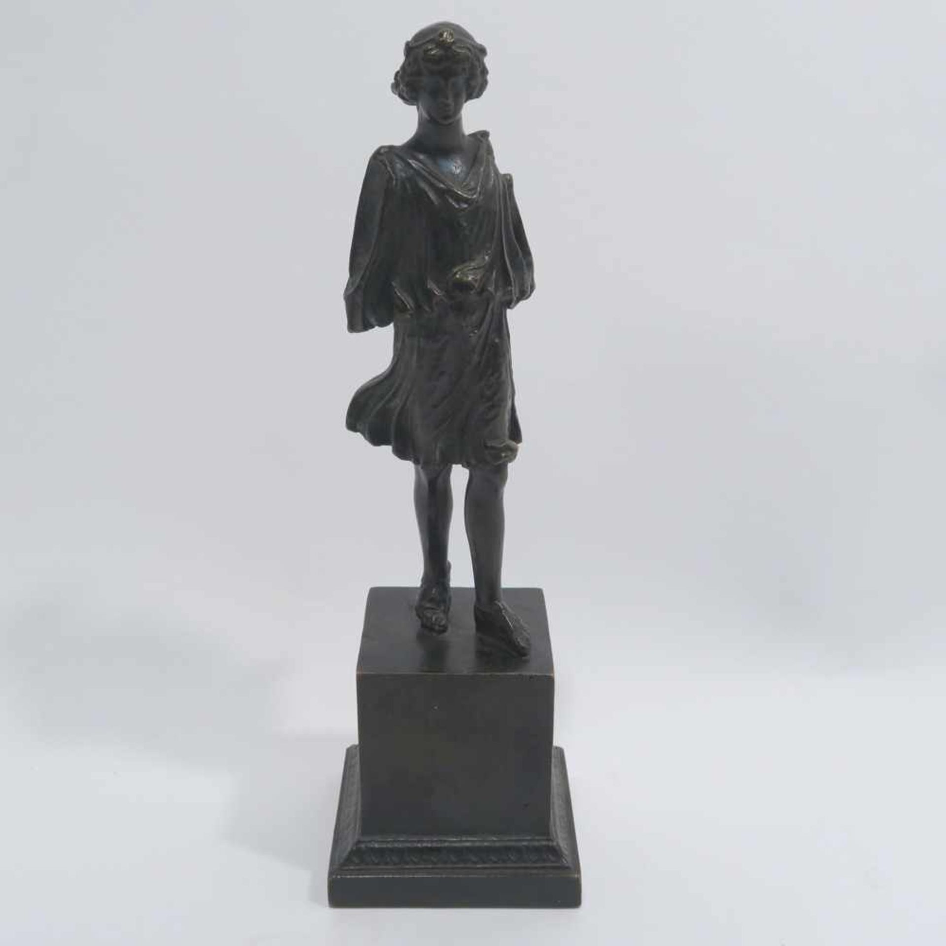 Junge Frau (Diana Göttin der Jagd?)Bronze, dunkel patiniert. Auf Bronzesockel. H. 23 cm (inkl.