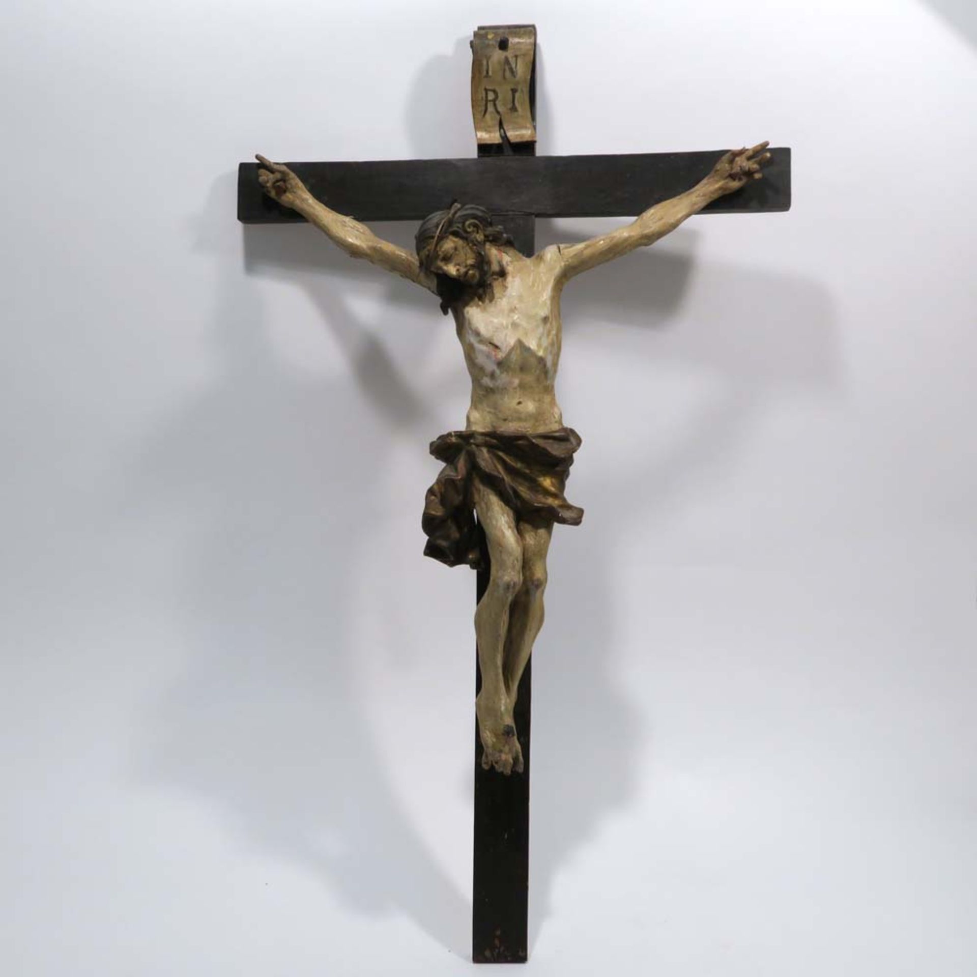 Kruzifix18./19. Jh. Holz, geschnitzt, Farbfassung übergangen und abblätternd. Min. besch. Kreuz: