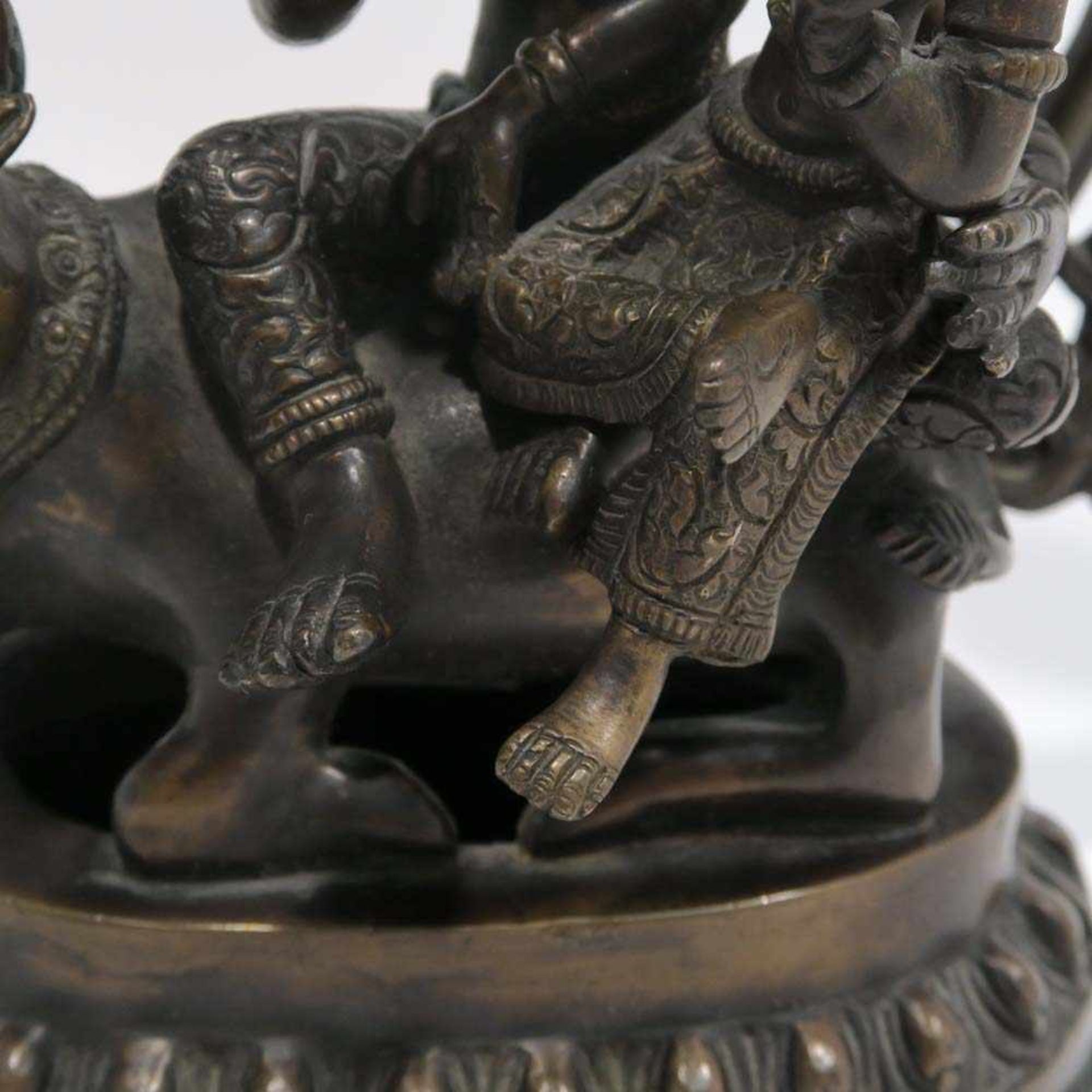 Shiva und Parvati auf dem Stier NandiNepal (?). Bronze, braun patiniert. 23,5 x 17 x 8 cm. - Bild 3 aus 8