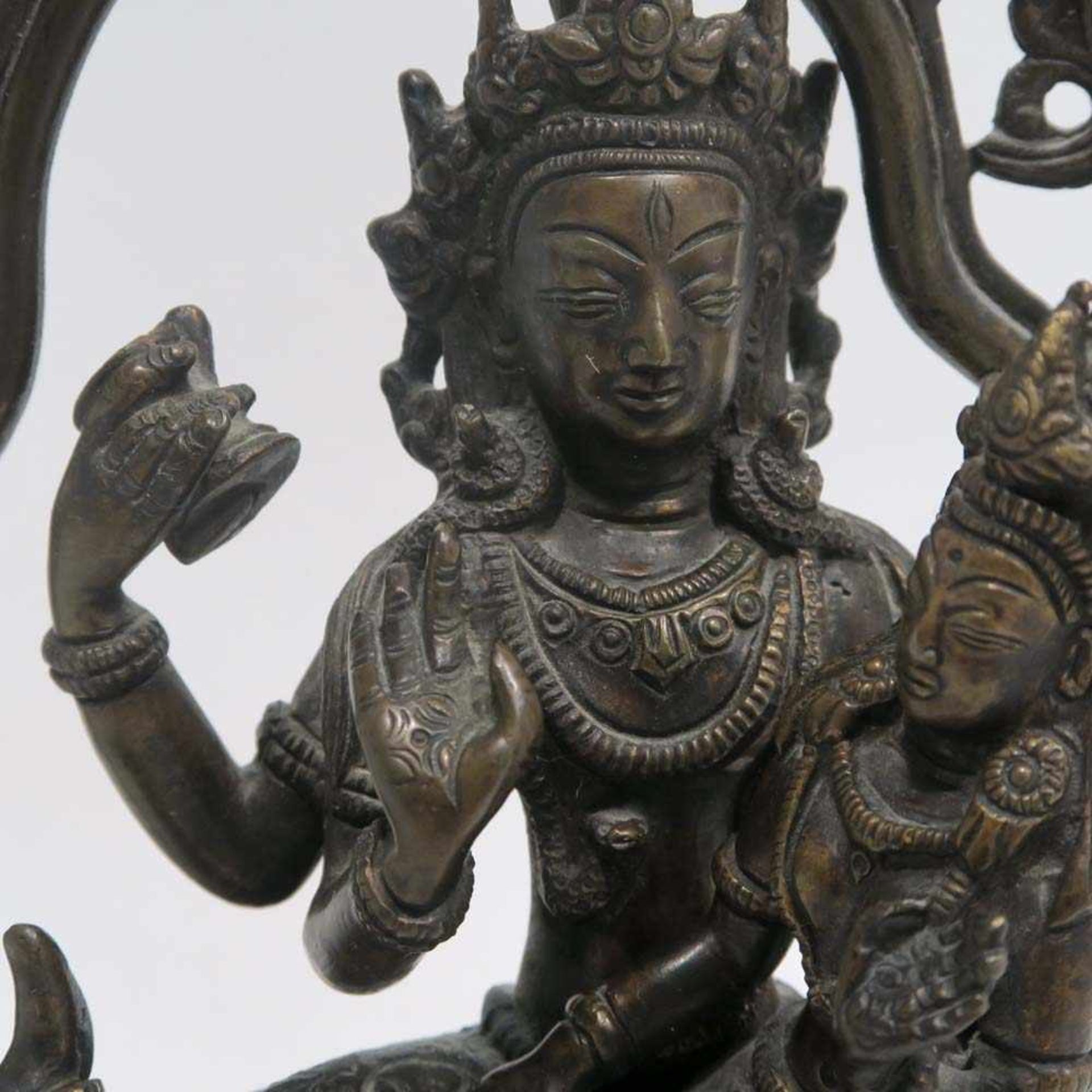 Shiva und Parvati auf dem Stier NandiNepal (?). Bronze, braun patiniert. 23,5 x 17 x 8 cm. - Bild 2 aus 8