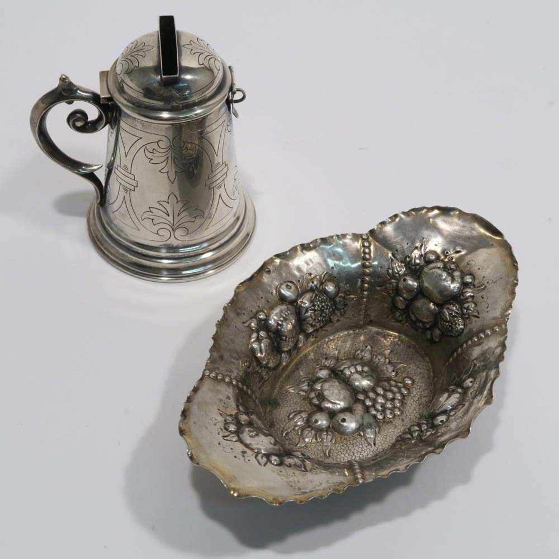 Schälchen / SpardoseU.a. Heilbronn, Bruckmann & Söhne. Silber. Oval mit reliefiertem Früchtedekor