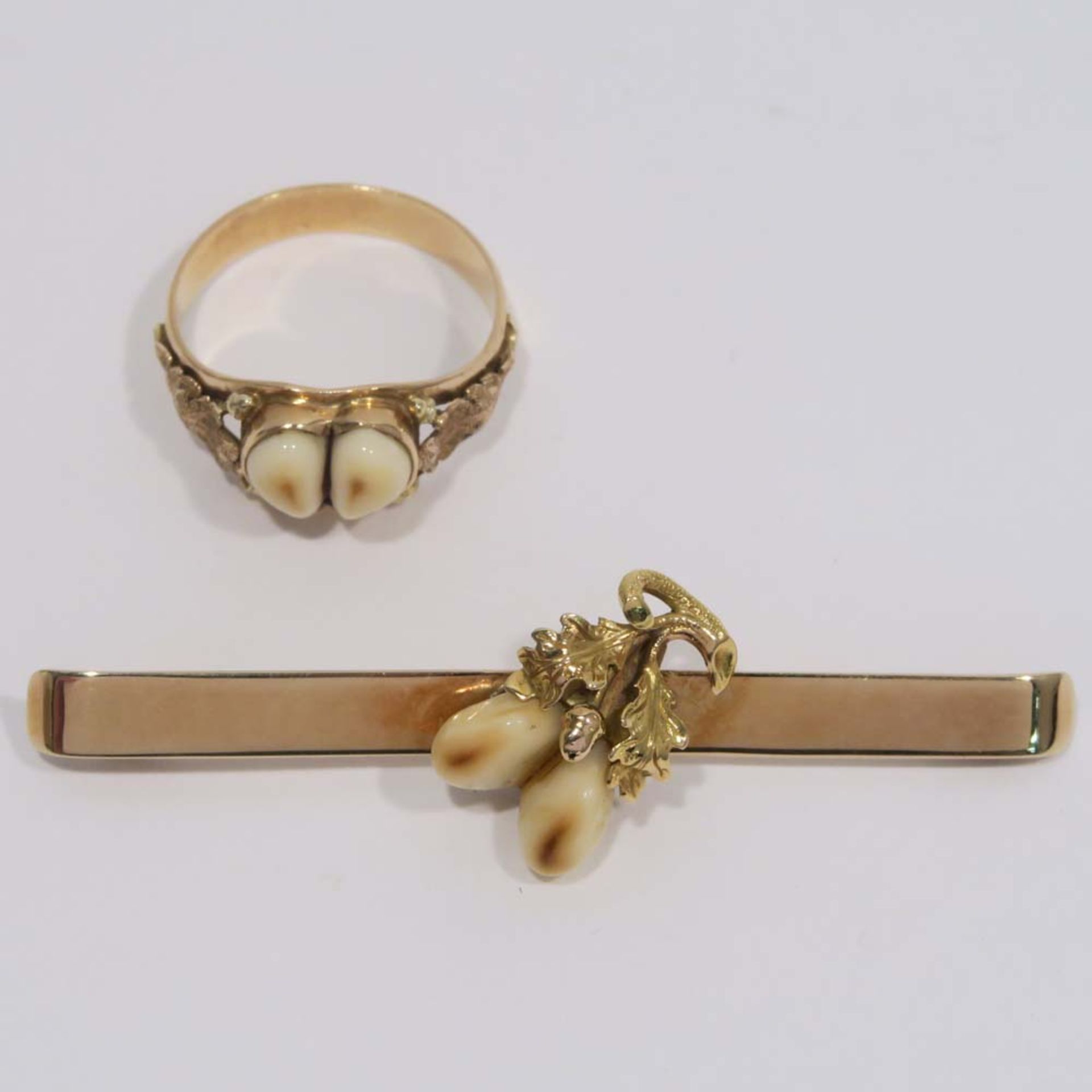 Anstecknadel und Ring14 K GG/RG, tlw. Marke (585). Mit Grandln und Eichenlaub besetzt. L. 6,3 cm.