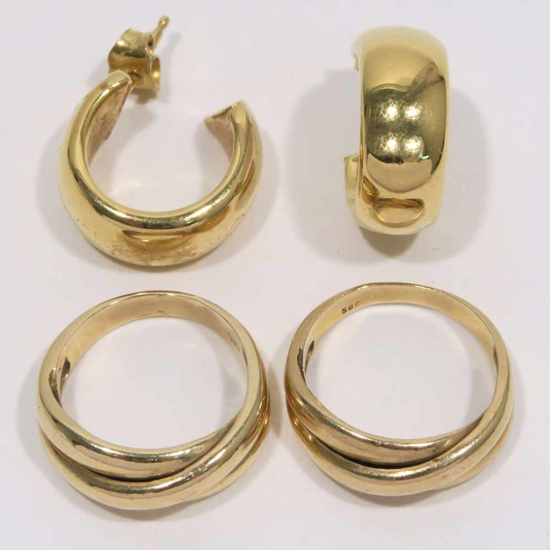 Paar Creolen und zwei Ringe18 bzw. 14 K GG, Marken (585, u.a.). Ringgröße 47 bzw. 46. Zus. 9,8 g.