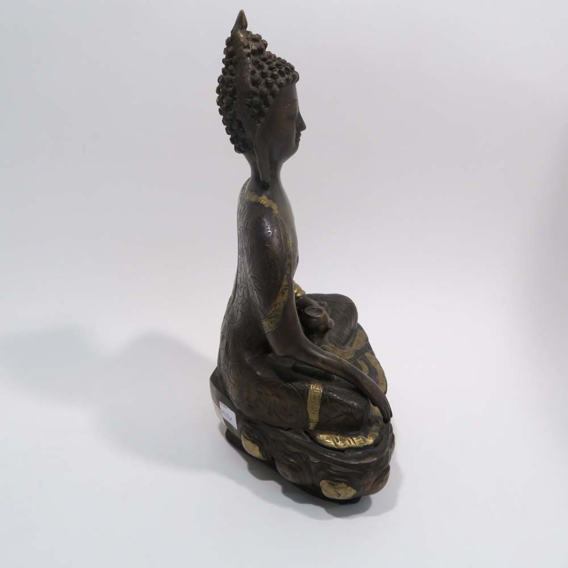 MedizinbuddhaWohl sinotibetisch. Bronze, kupferfarben patiniert, teilvergoldet. Auf Lotosthron in - Bild 2 aus 6