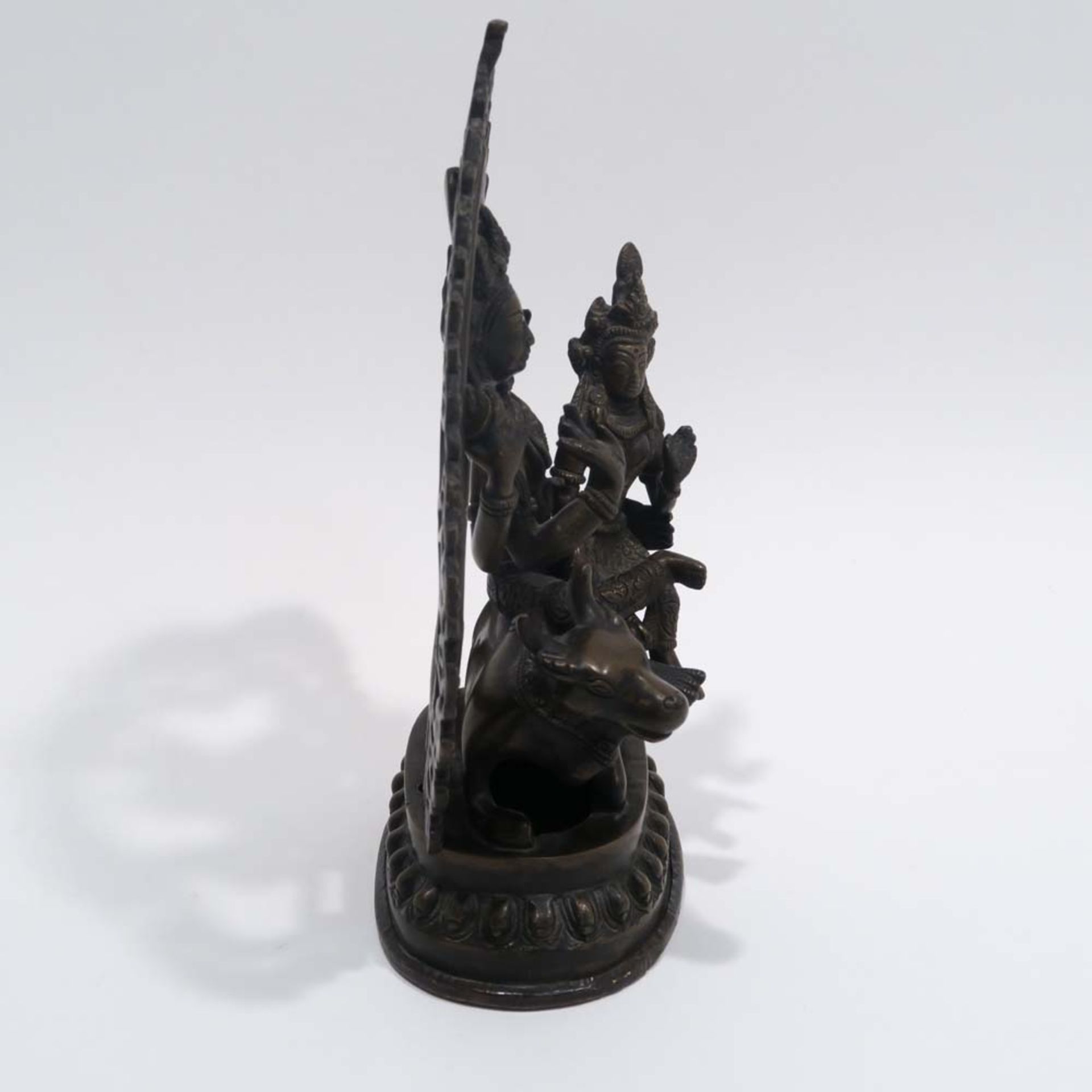 Shiva und Parvati auf dem Stier NandiNepal (?). Bronze, braun patiniert. 23,5 x 17 x 8 cm. - Bild 6 aus 8