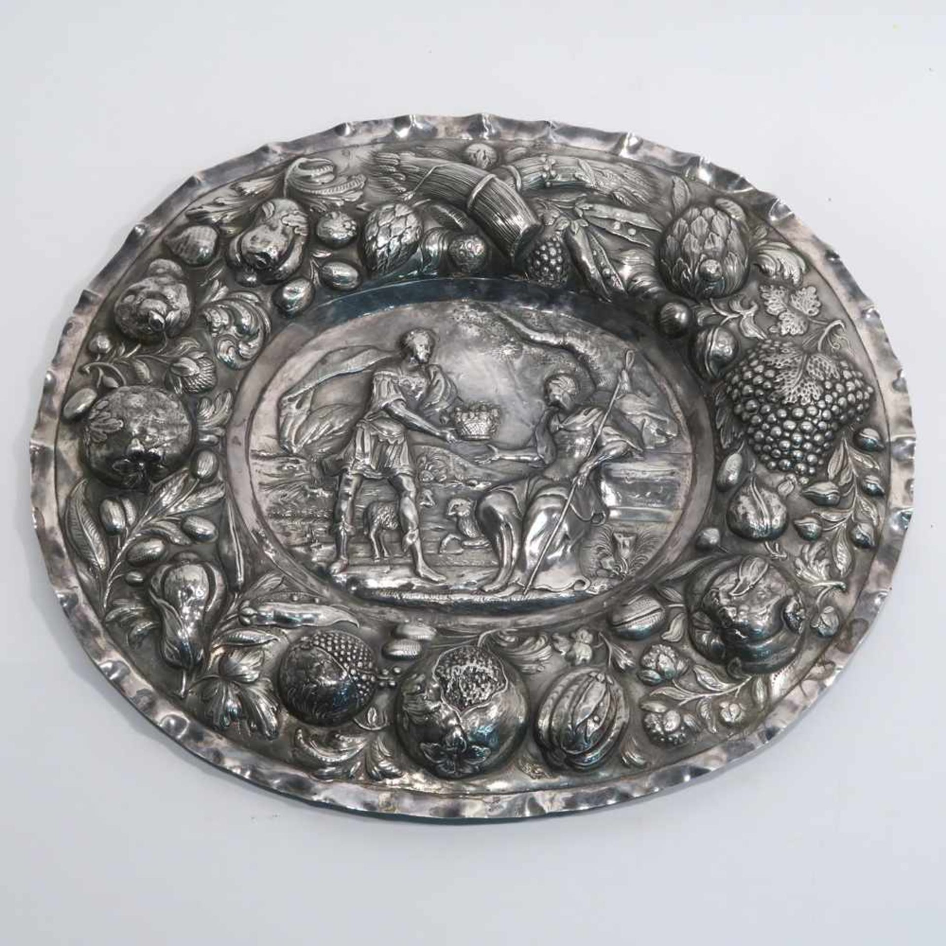 Ovale ZierplatteBarockstil. Silber. Reliefdekor: Im Fond antike Szene mit römischem Boten, der einer