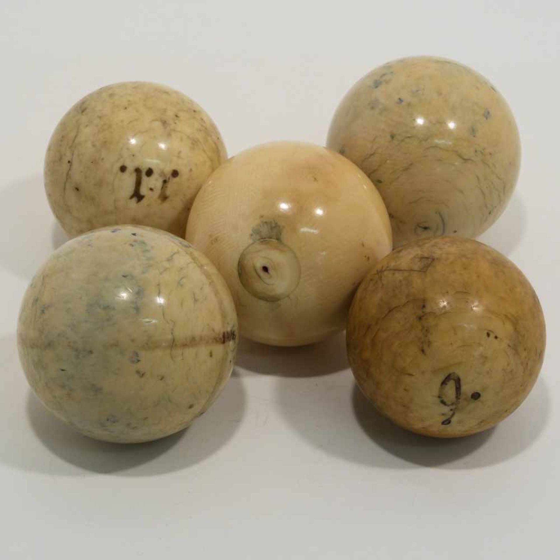Fünf BillardkugelnUm 1900. Elfenbein, tlw. mit Resten von Farbe. Tlw. min. besch. Unterschiedliche