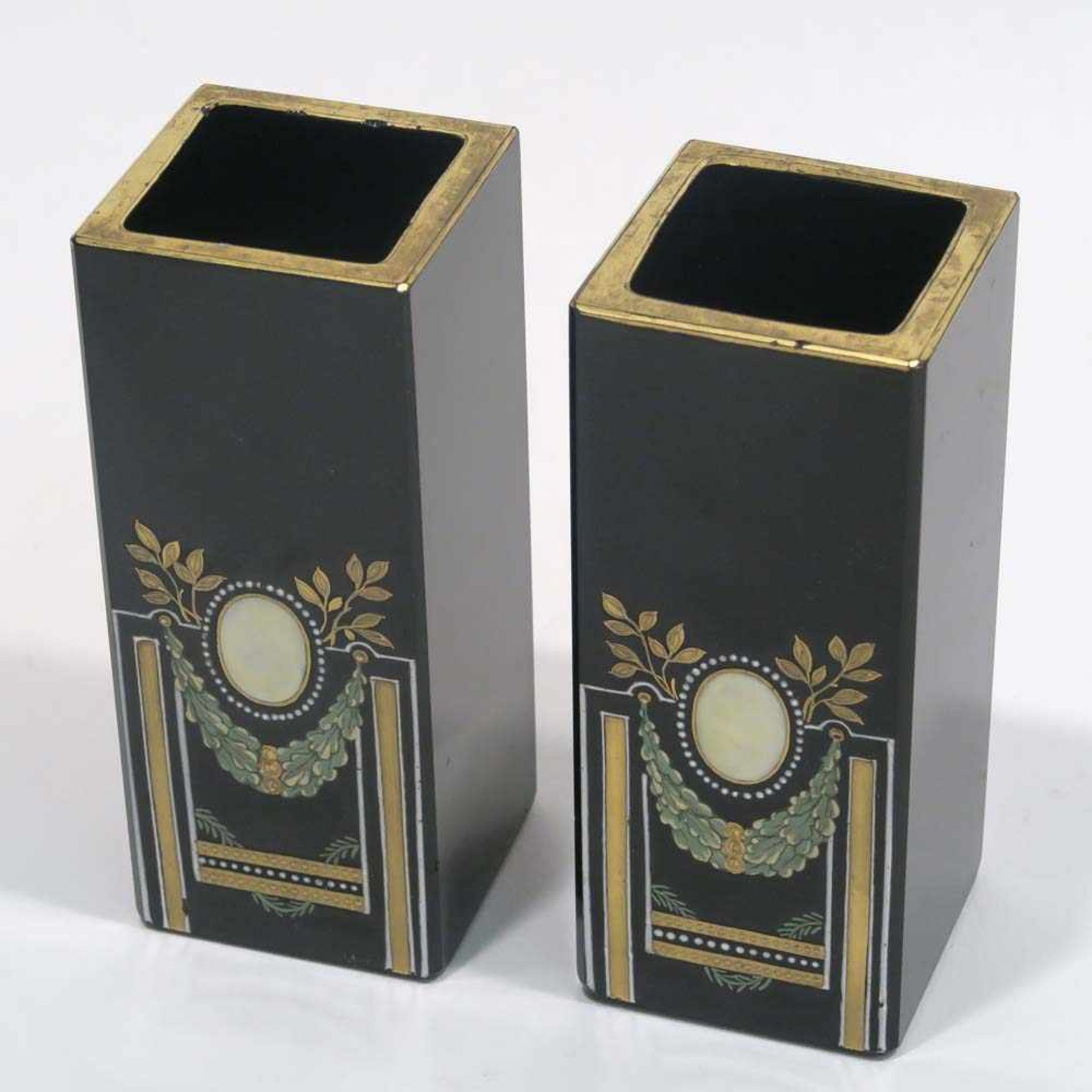 Paar kleine GlasvasenWohl Josef Riedel, Polaun, um 1900. Schwarzes Glas, Emailmalerei in gold,
