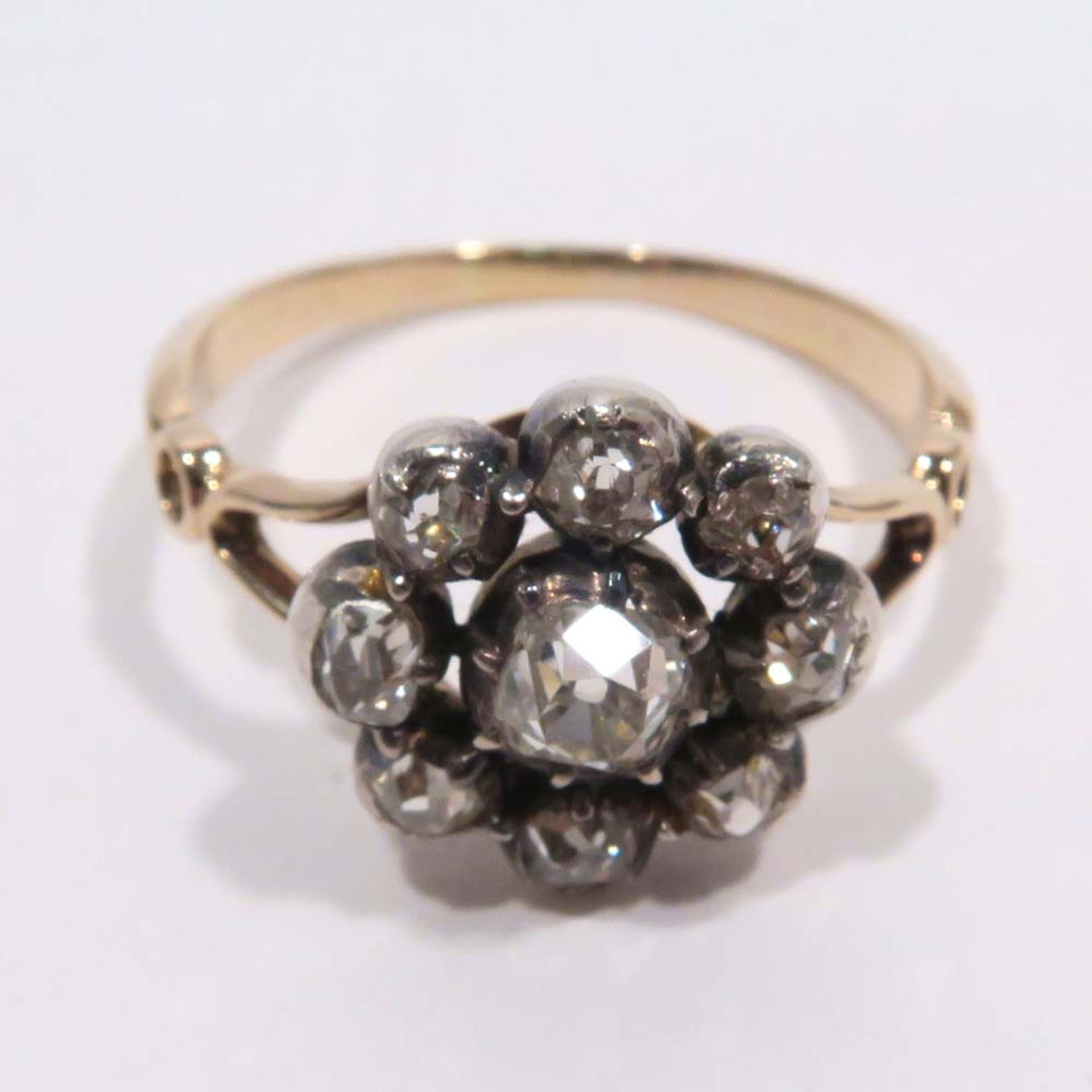 Ring14 K RG. Mit einem Altschliffdiamant und acht Diamantrosen. Ringgröße 58. 2,8 g