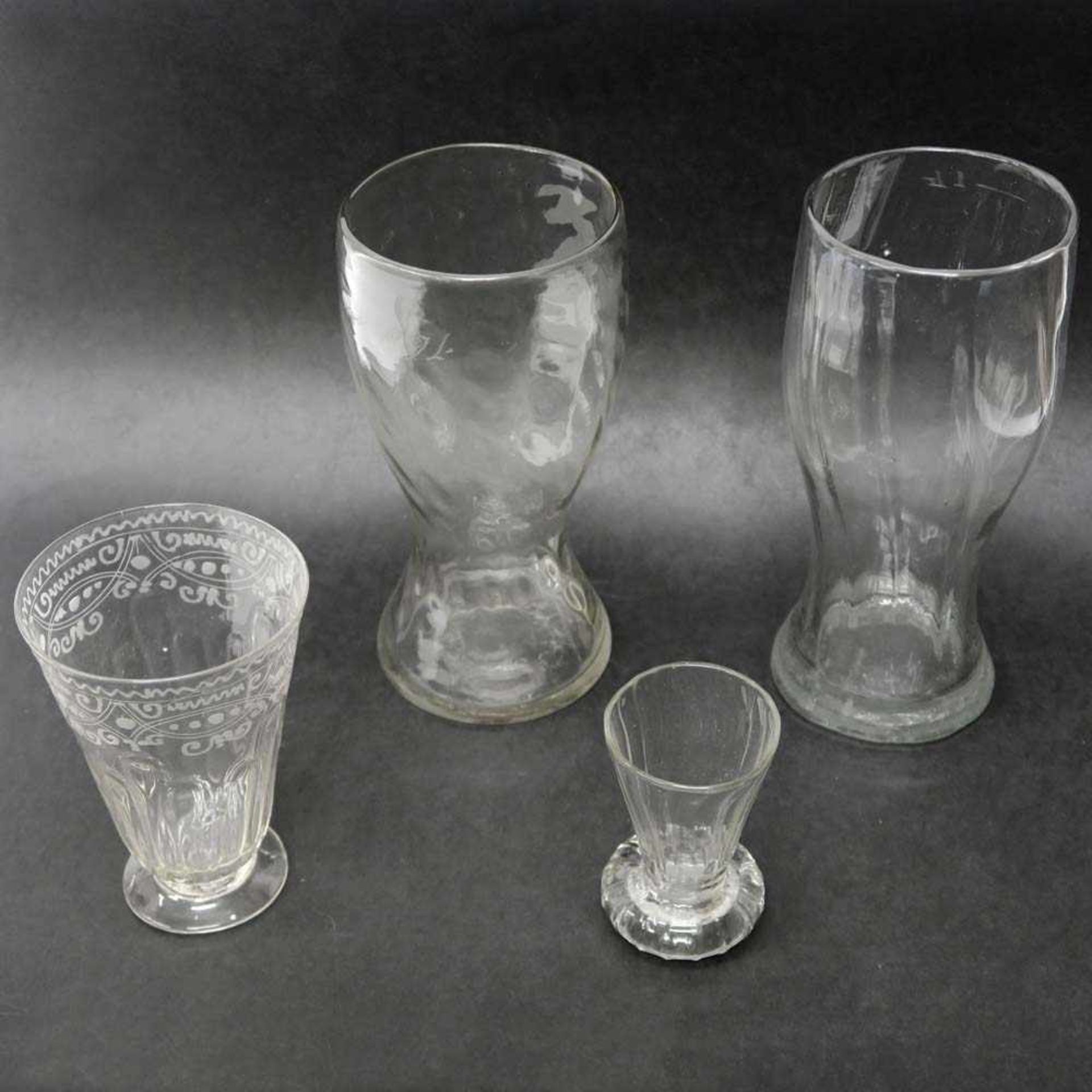 Zwei Becher (Liesel)2. Hälfte 19. Jh. Farbloses Formglas, optischer Rippen- bzw. Wabendekor. H. 22