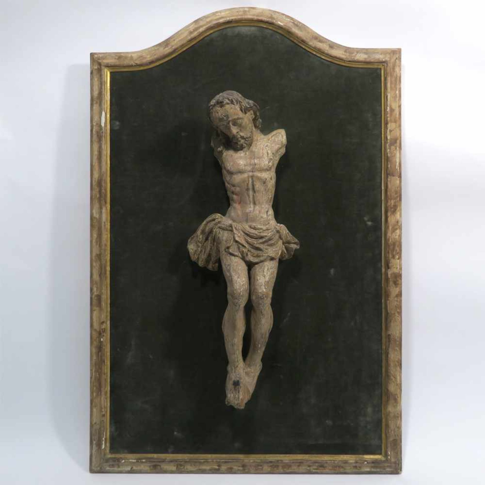 Christus-CorpusWohl 18. Jh. Holz, geschnitzt, gefasst. Besch., Arme fehlen. H. ca. 45 cm. Auf