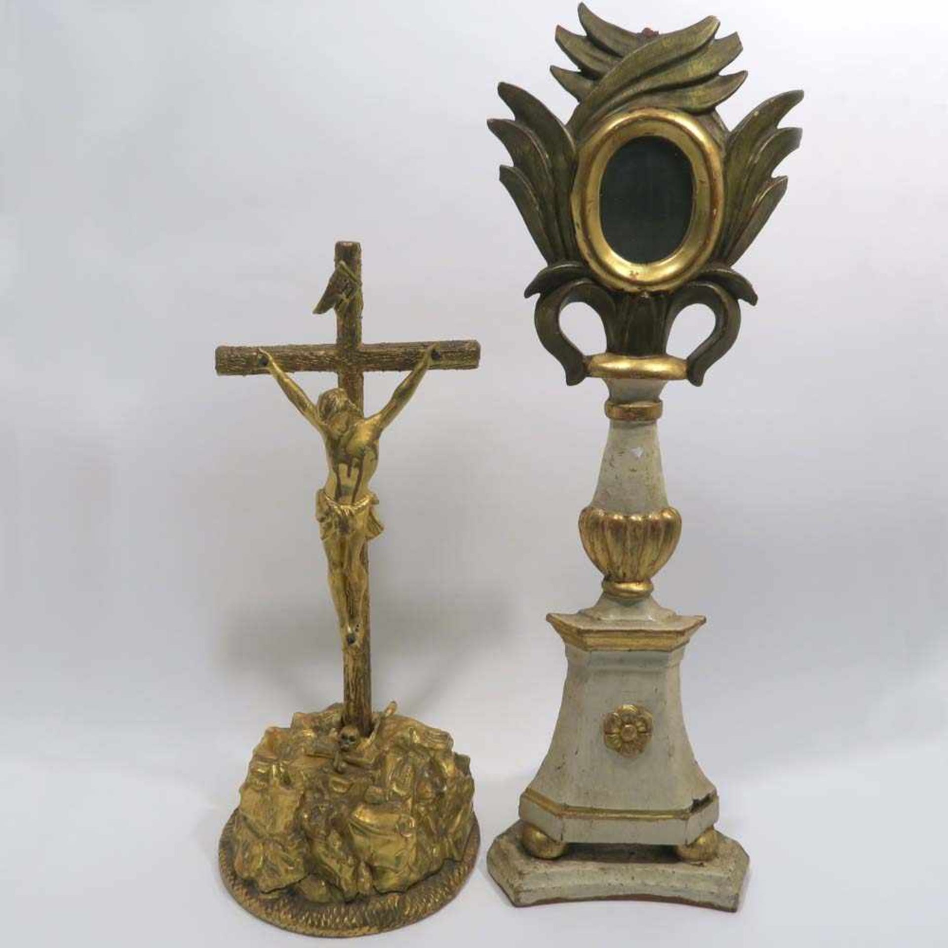 Kruzifix und AltardekorationTlw. Holz, geschnitzt, tlw. Masse, goldfarben bzw. weiß und grün
