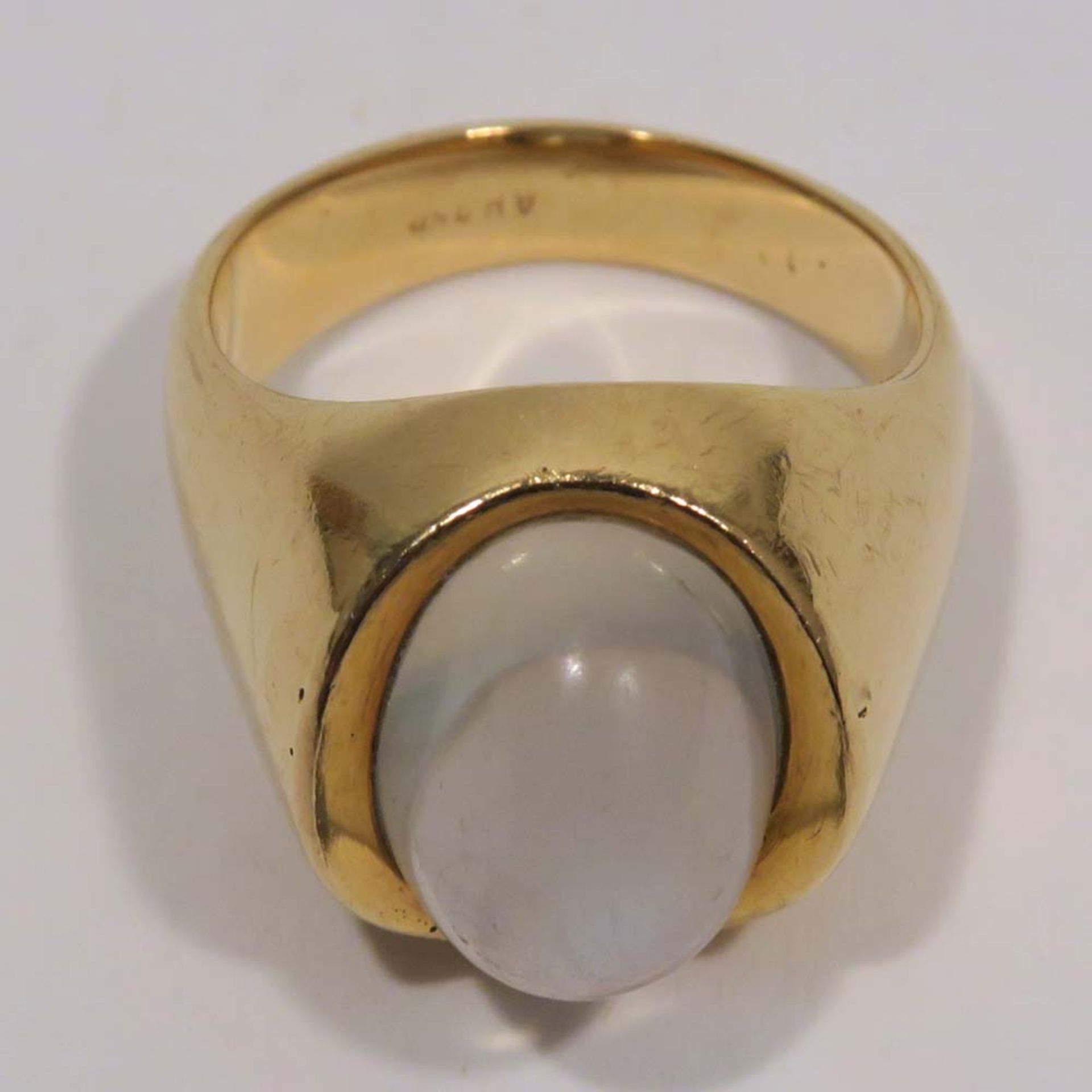 Ring18 K GG, Marken (750, AH). Mit einem Mondstein-Cabochon. Ringgröße 48. 9,8 g.