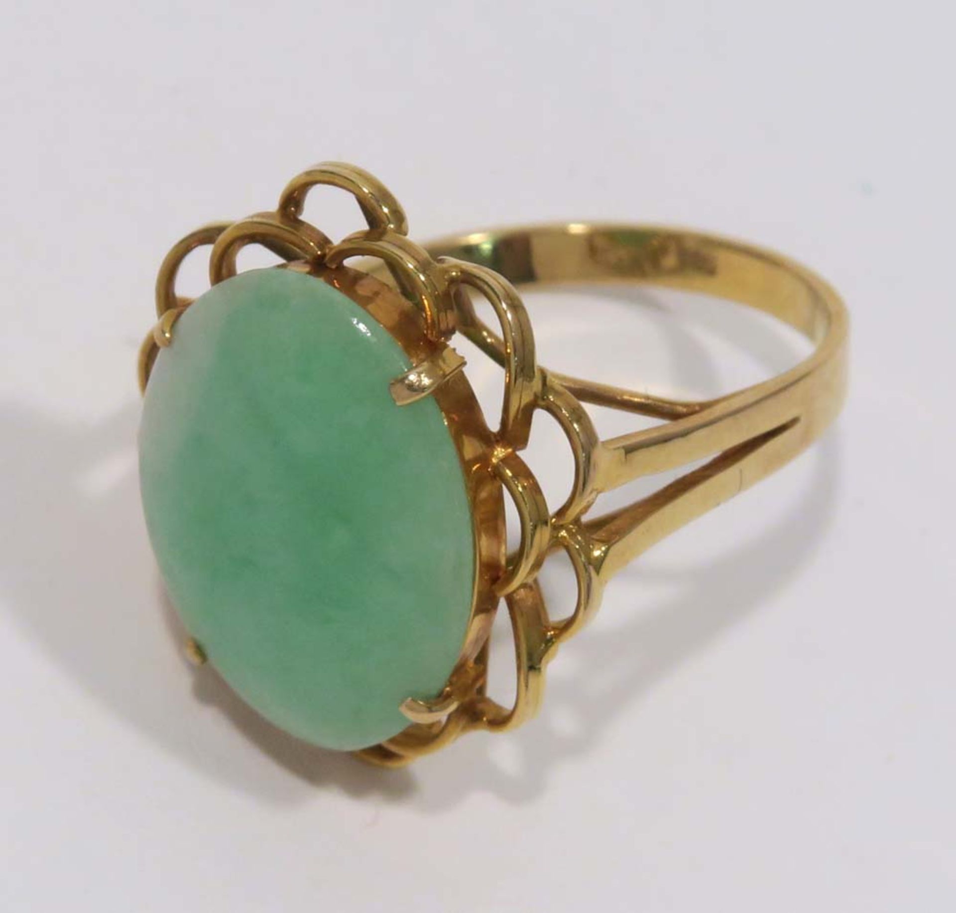 Ring14 K GG, Marken (585, 14 K). Mit einem wohl Jade-Cabochon. Ringgröße 56. 4,6 g.