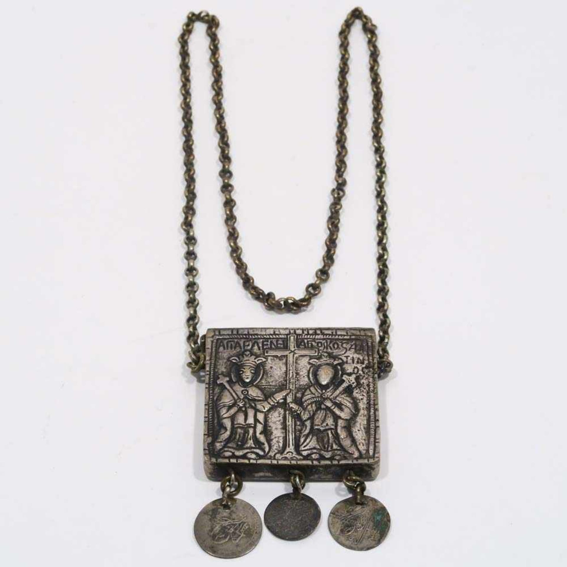 Amulettanhänger mit KetteMetall. Quadratischer Anhänger mit reliefierten, griechisch bezeichneten