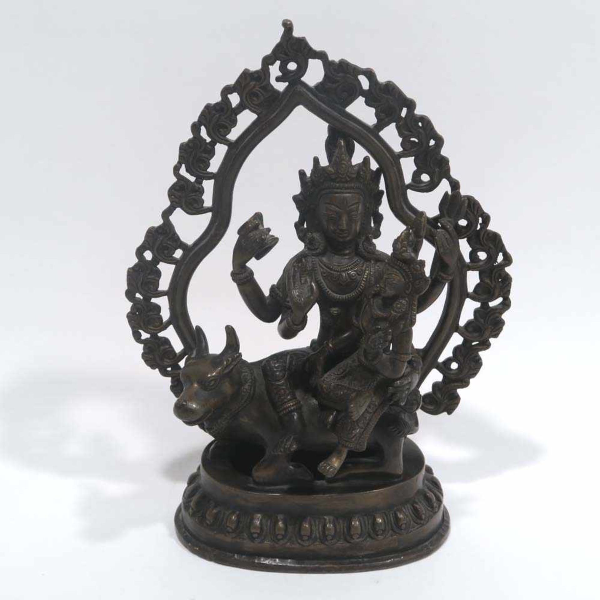 Shiva und Parvati auf dem Stier NandiNepal (?). Bronze, braun patiniert. 23,5 x 17 x 8 cm.