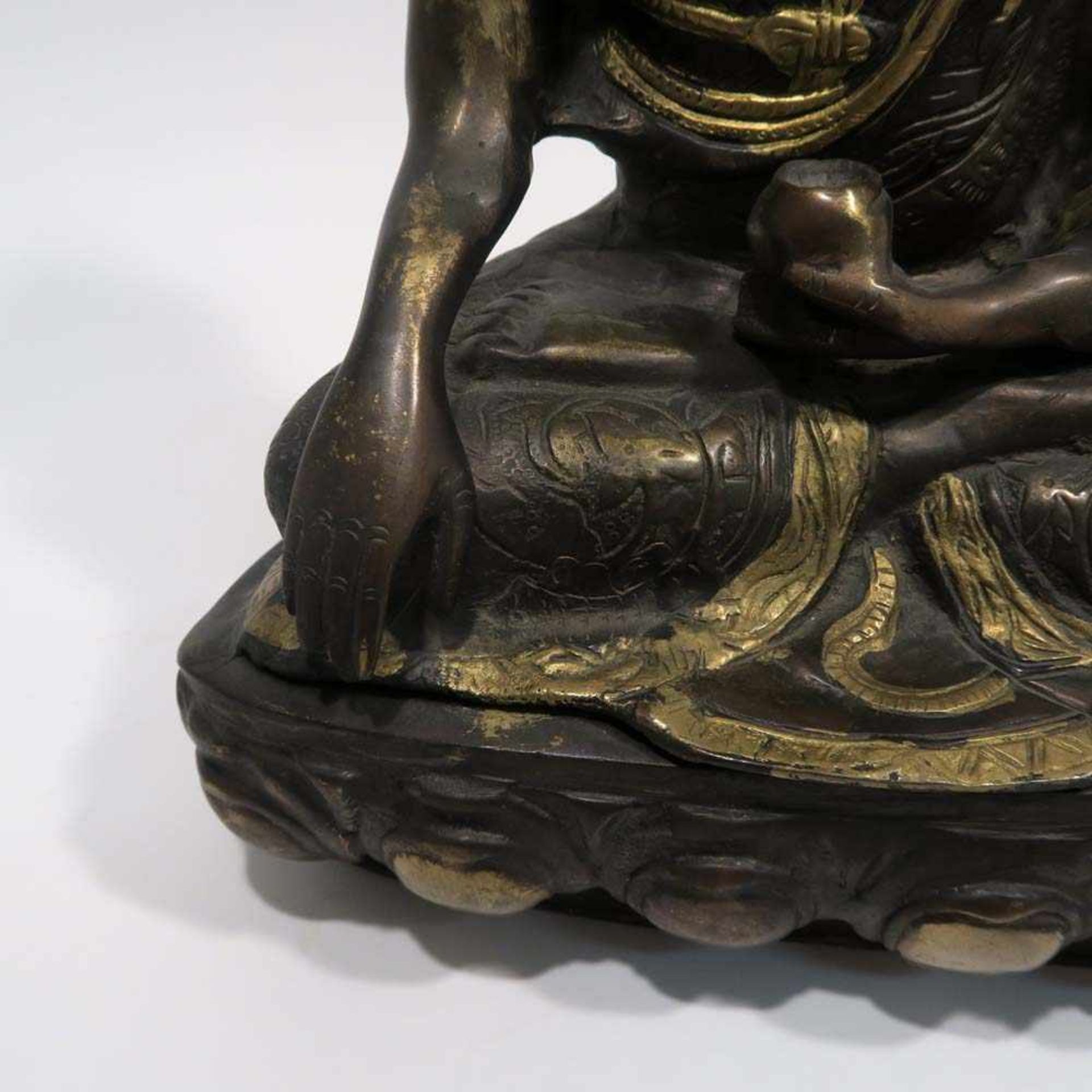 MedizinbuddhaWohl sinotibetisch. Bronze, kupferfarben patiniert, teilvergoldet. Auf Lotosthron in - Bild 5 aus 6