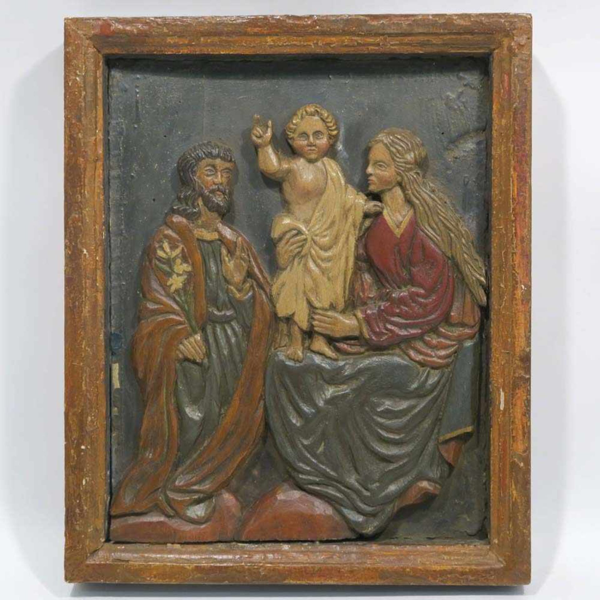 Heilige FamilieHolzrelief, farbig gefasst. Min. besch. 33,5 x 26 cm. Rahmen.