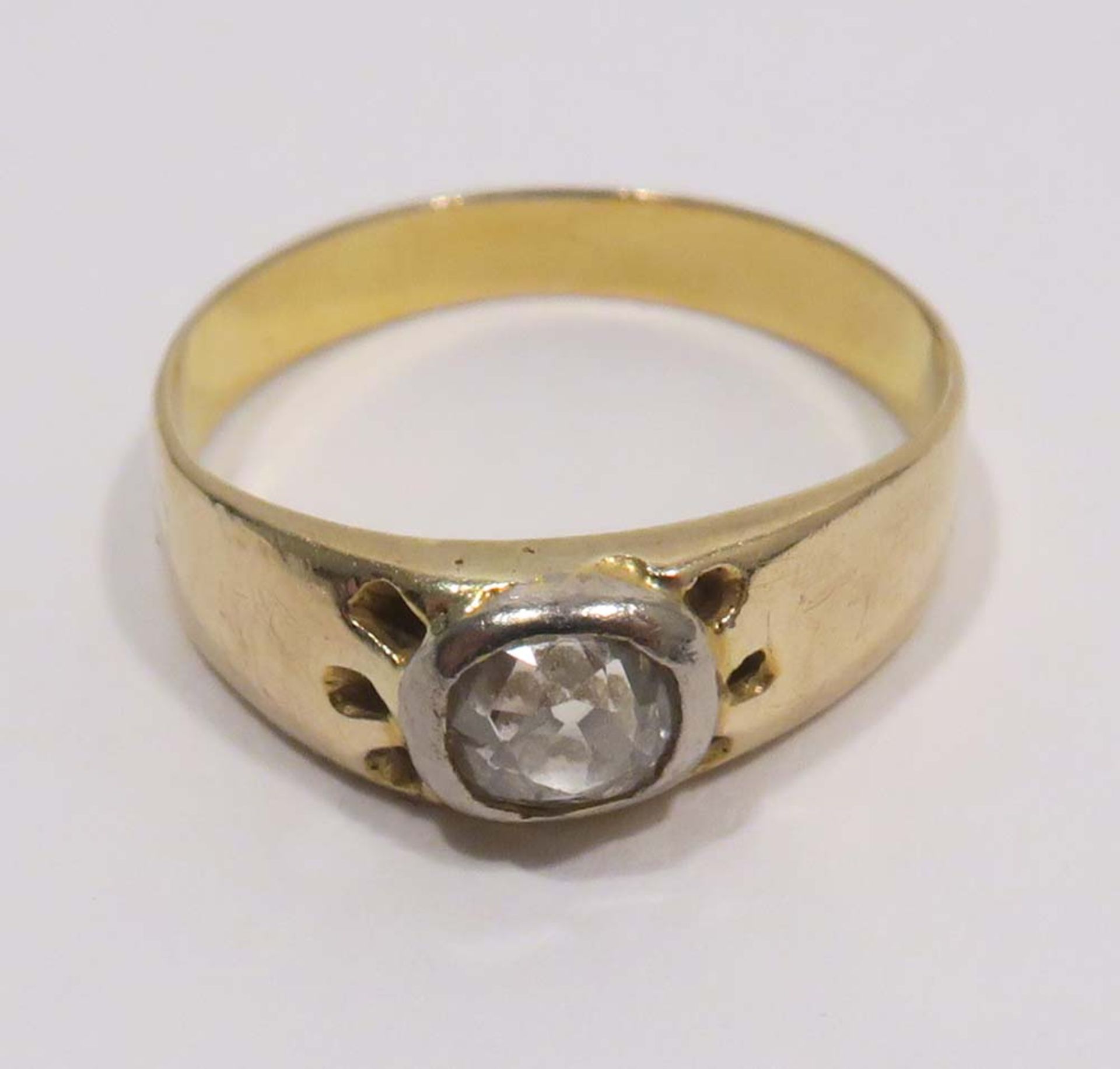 RingUm 1900 14 K GG, mit einem Diamant, ca. 0,2 ct. Ringgröße 45. 1,6 g.