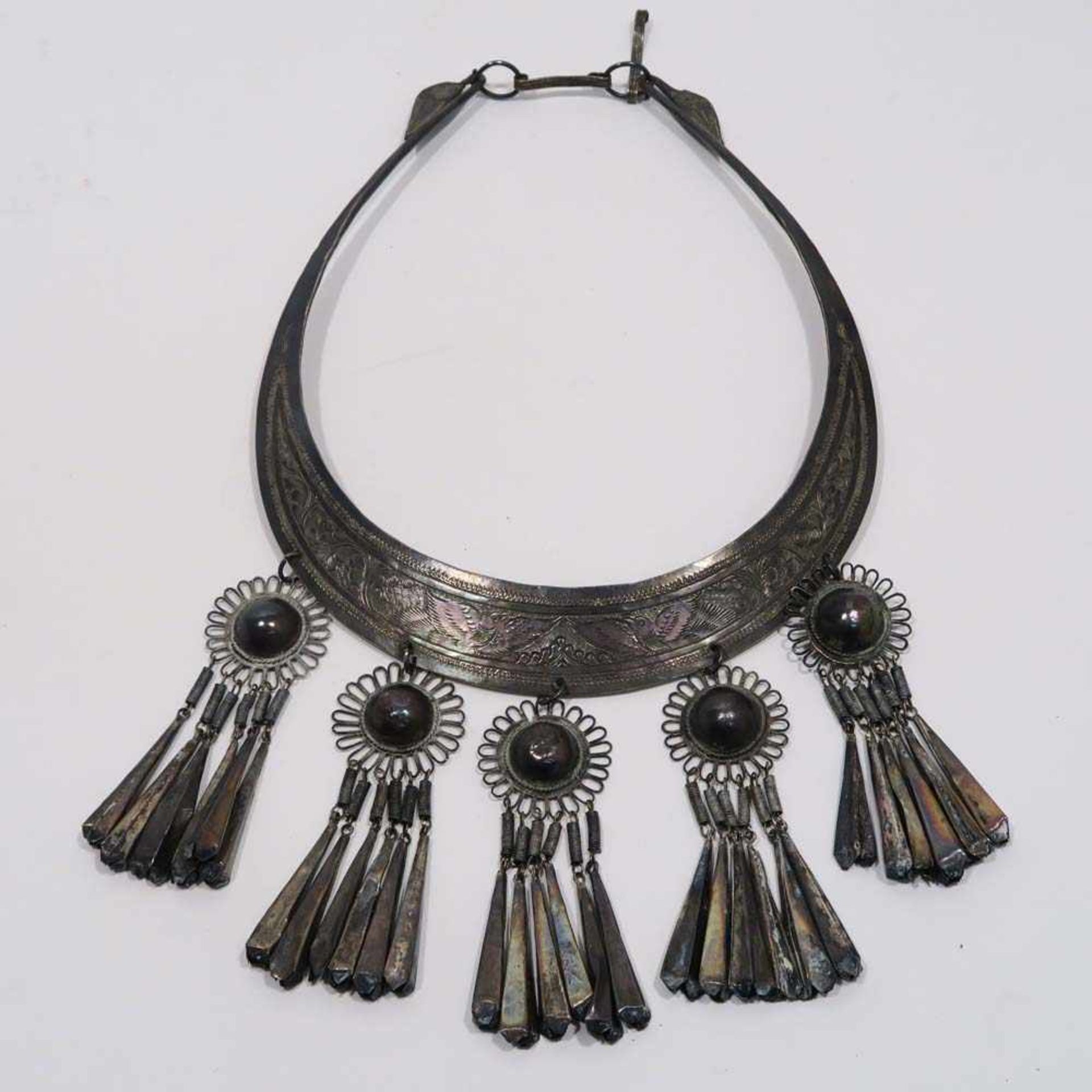 HalsreifWohl Zentralasien. Silber. Eingeritzter Vogeldekor, behangen mit kegelförmigen Schellen an