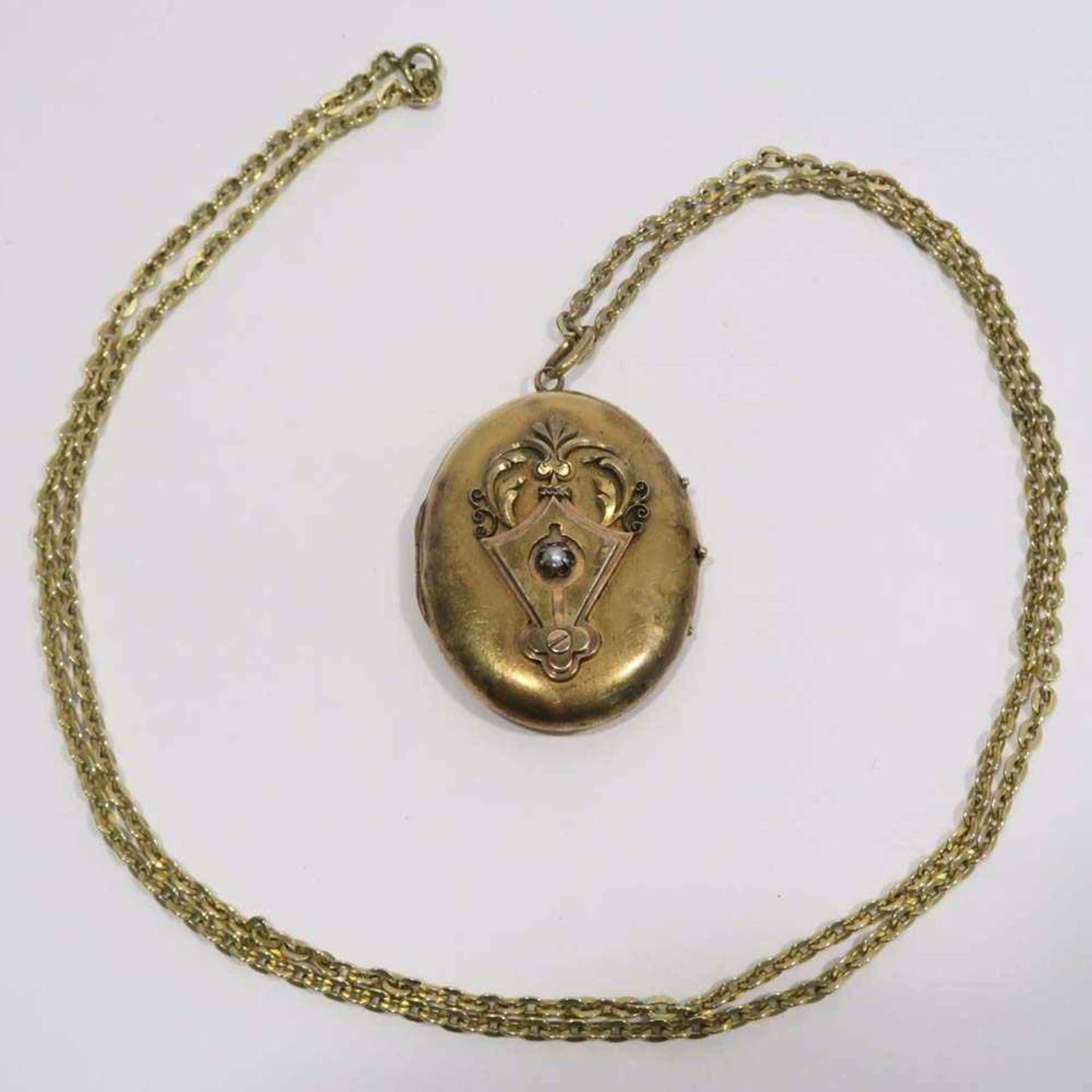 Medaillon14 K GG/RG. Ovales Medaillon zum aufklappen, frontal aufgelegter Dekor mit kleiner Perle.