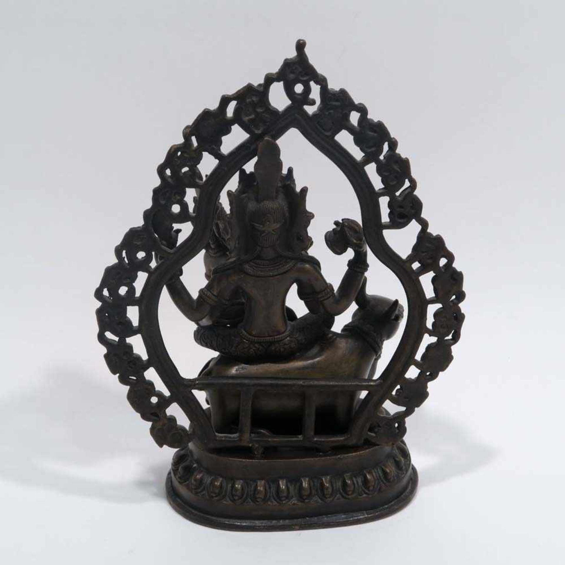 Shiva und Parvati auf dem Stier NandiNepal (?). Bronze, braun patiniert. 23,5 x 17 x 8 cm. - Bild 5 aus 8