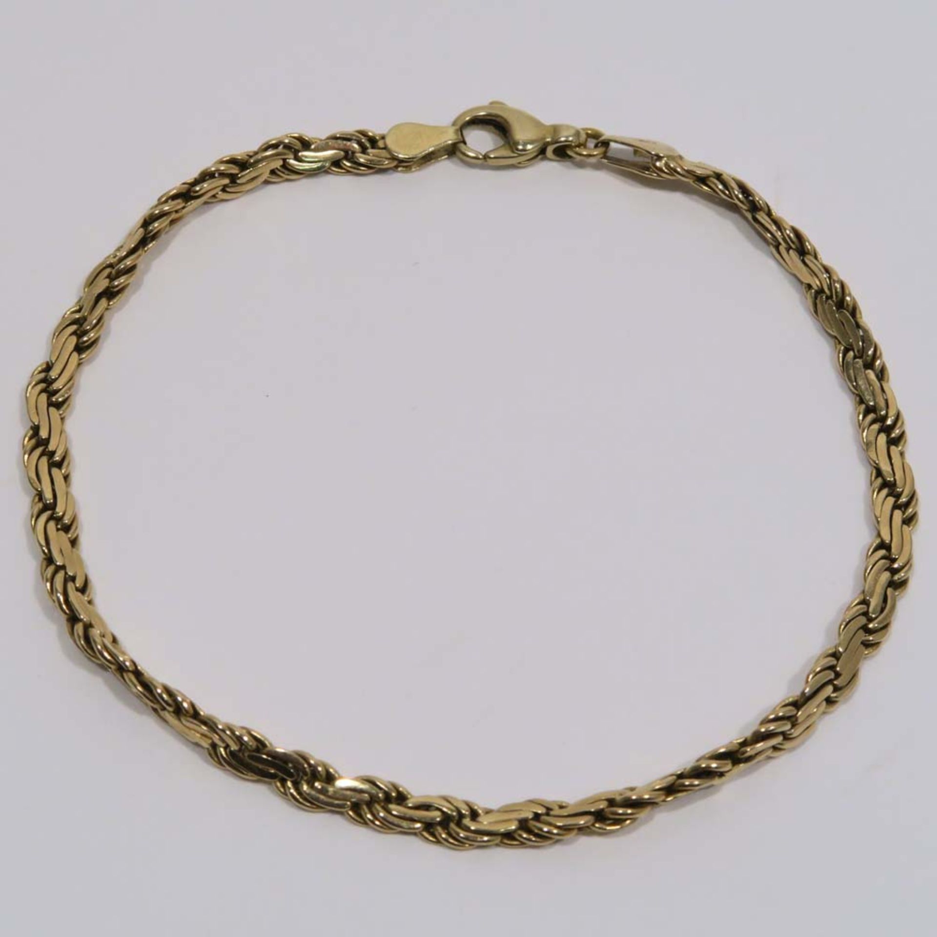 Armband14 K GG, Marken (585, AS). Flache Kordelkette. L. 19,5 cm. 7,3 g.