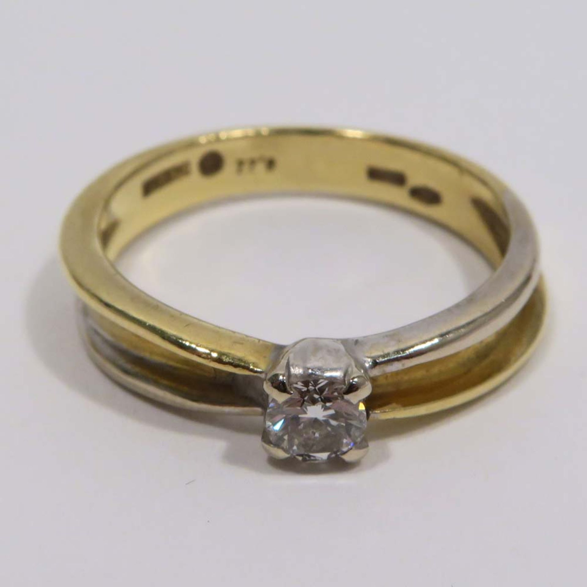 Solitärring18 K GG/WG, Marken (Damian, u.a.). Mit einem Diamant, 0,2 ct. Ringgröße 54. 4,2 g.