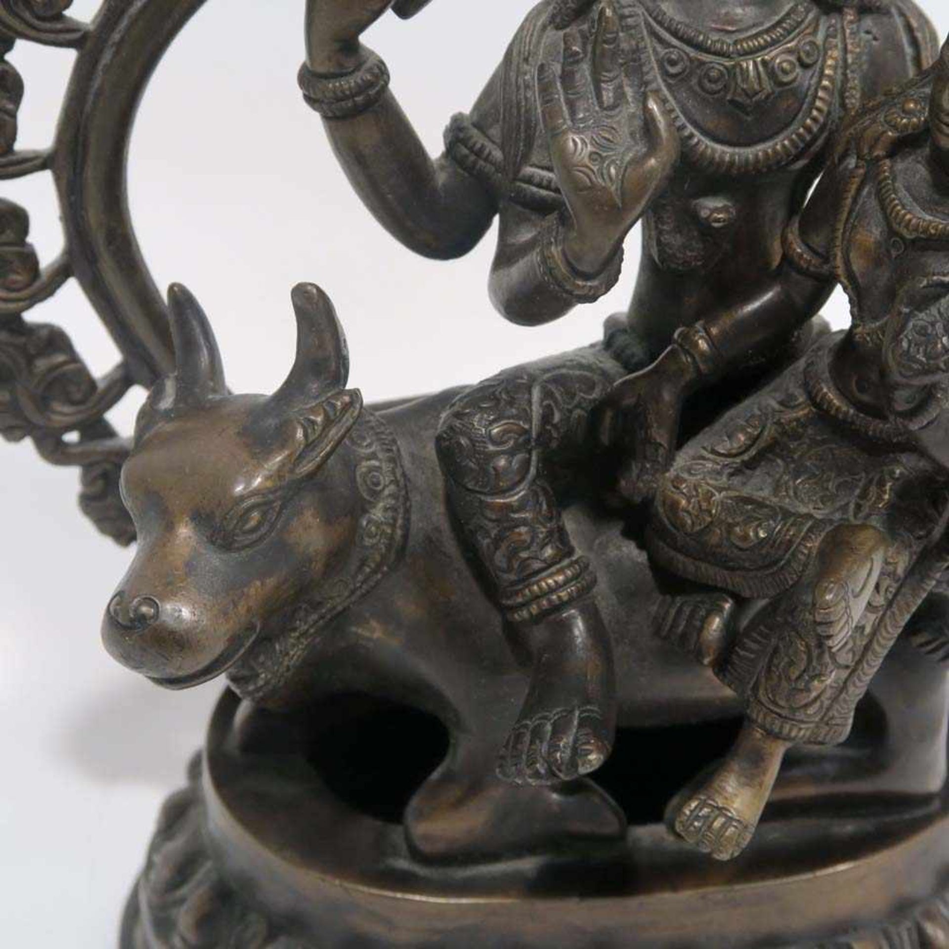 Shiva und Parvati auf dem Stier NandiNepal (?). Bronze, braun patiniert. 23,5 x 17 x 8 cm. - Bild 4 aus 8