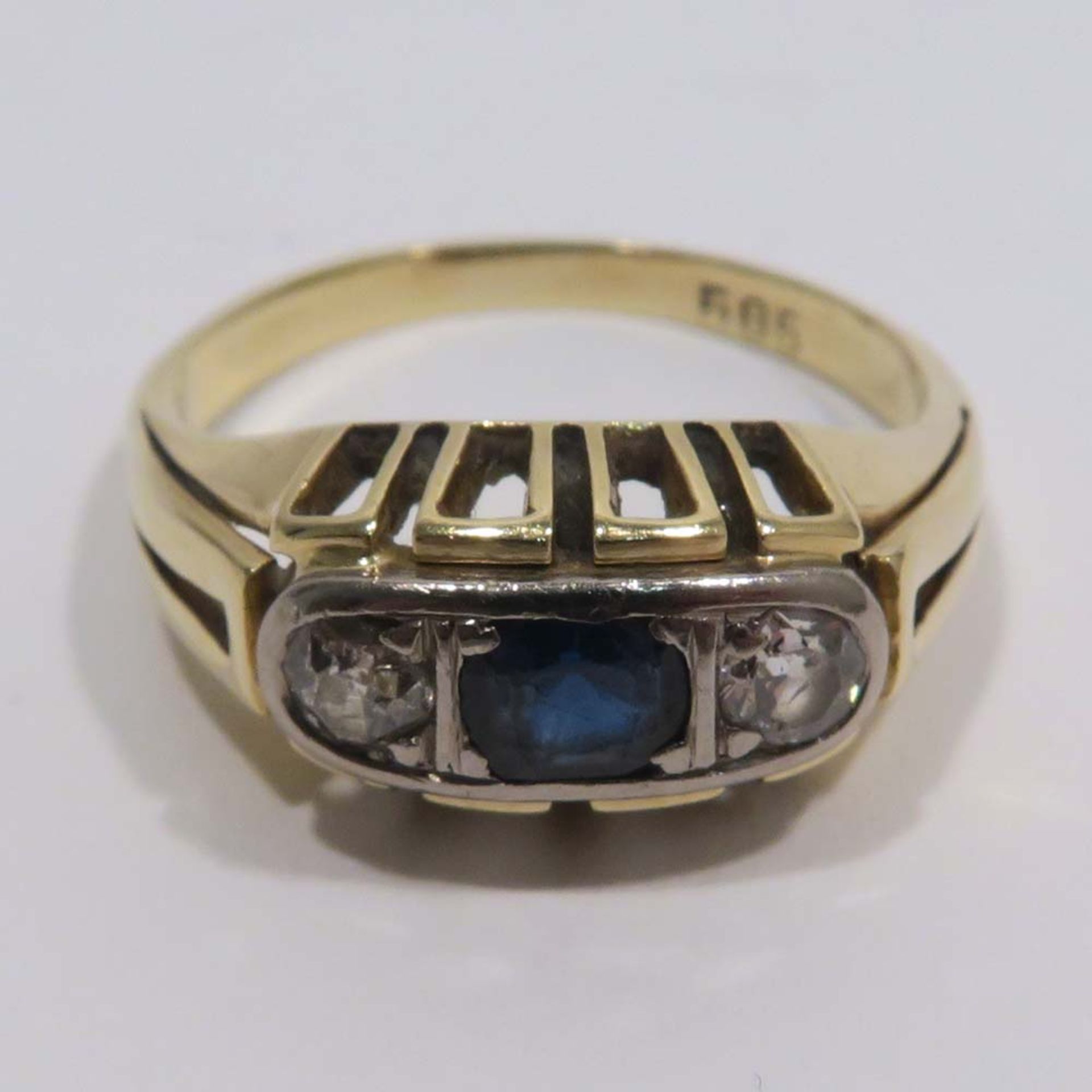 Ring14 K GG, Marke (585). Mit einem Saphir und zwei Diamanten besetzt. Ringgröße 56. 3,8 g