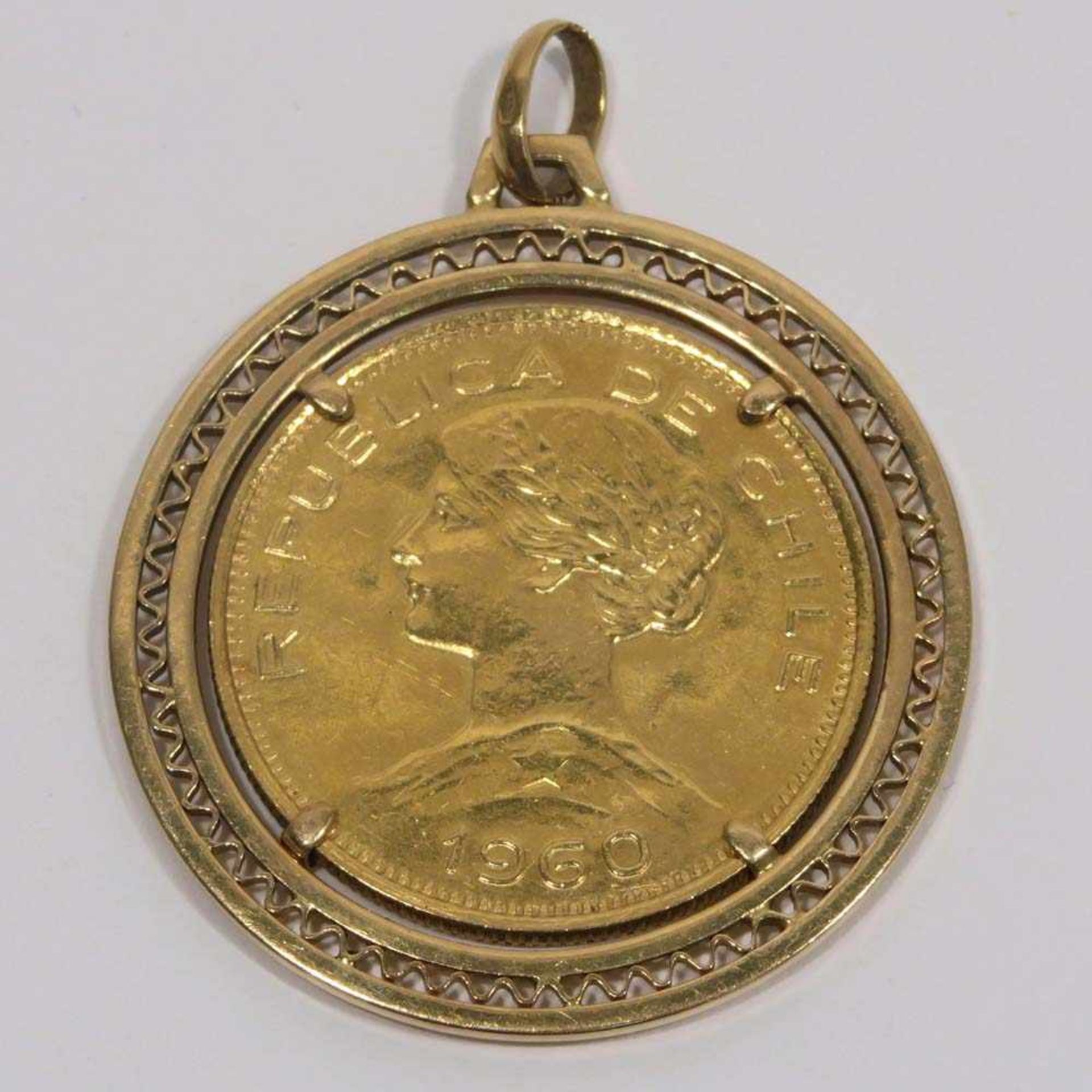 Münzanhänger18 K GG-Montierung, Marke (750). 100 Pesos 10 Condores, Republica de Chile, 1960. Ø 4