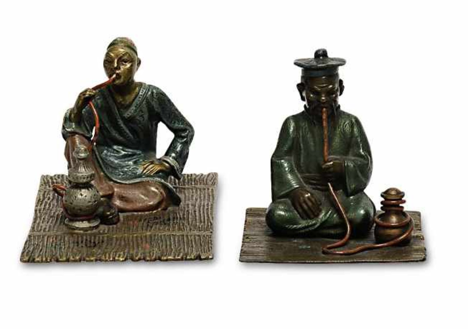 Zwei sitzende Chinesen, Wasserpfeife rauchendZwei sog. "Wiener Bronzen", farbig bemalt. Tlw. min.