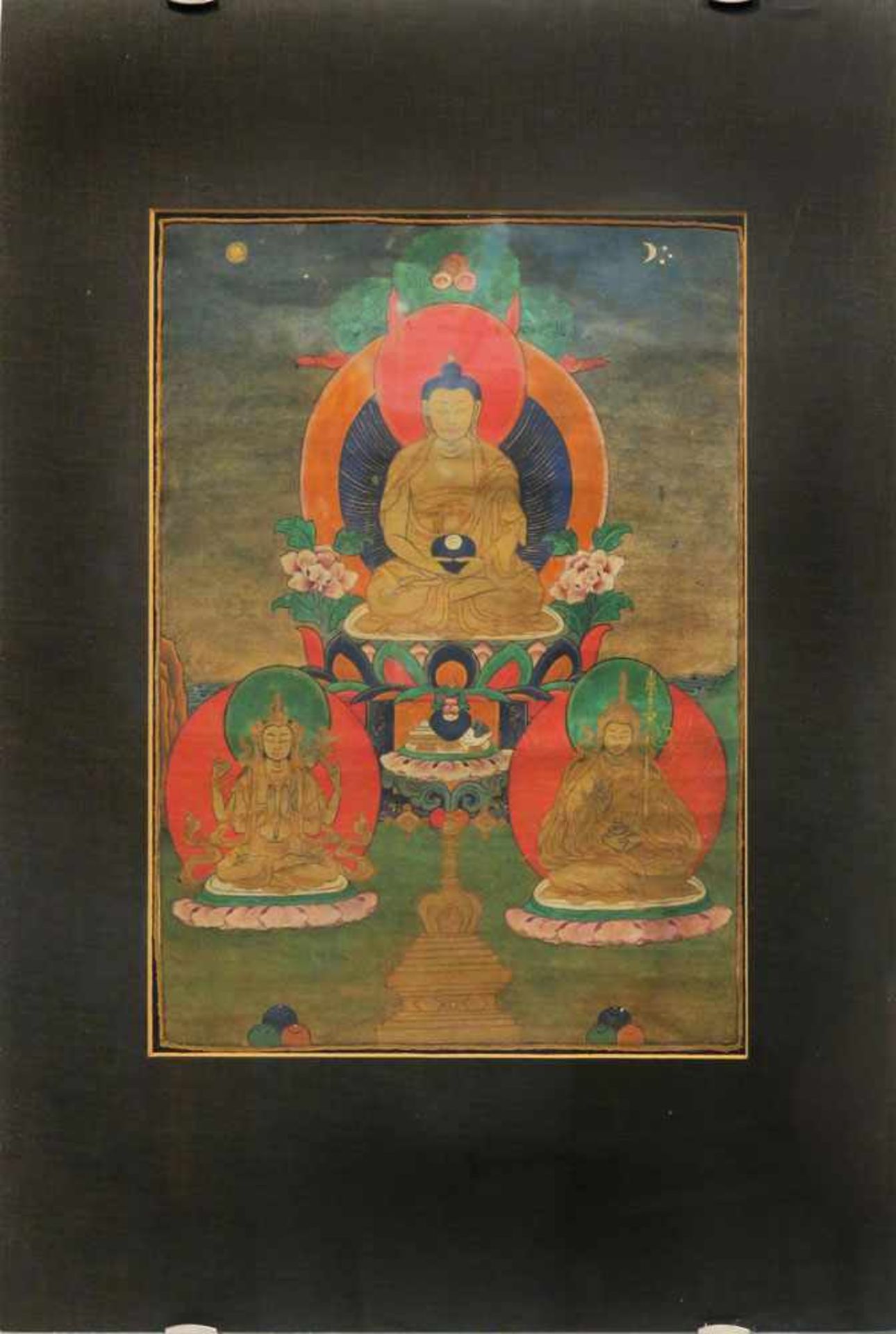 Thangka: Buddha Amitabha mit zwei BodhisattvasTibet Gouache auf Stoff, rückseitige Bezeichnungen.