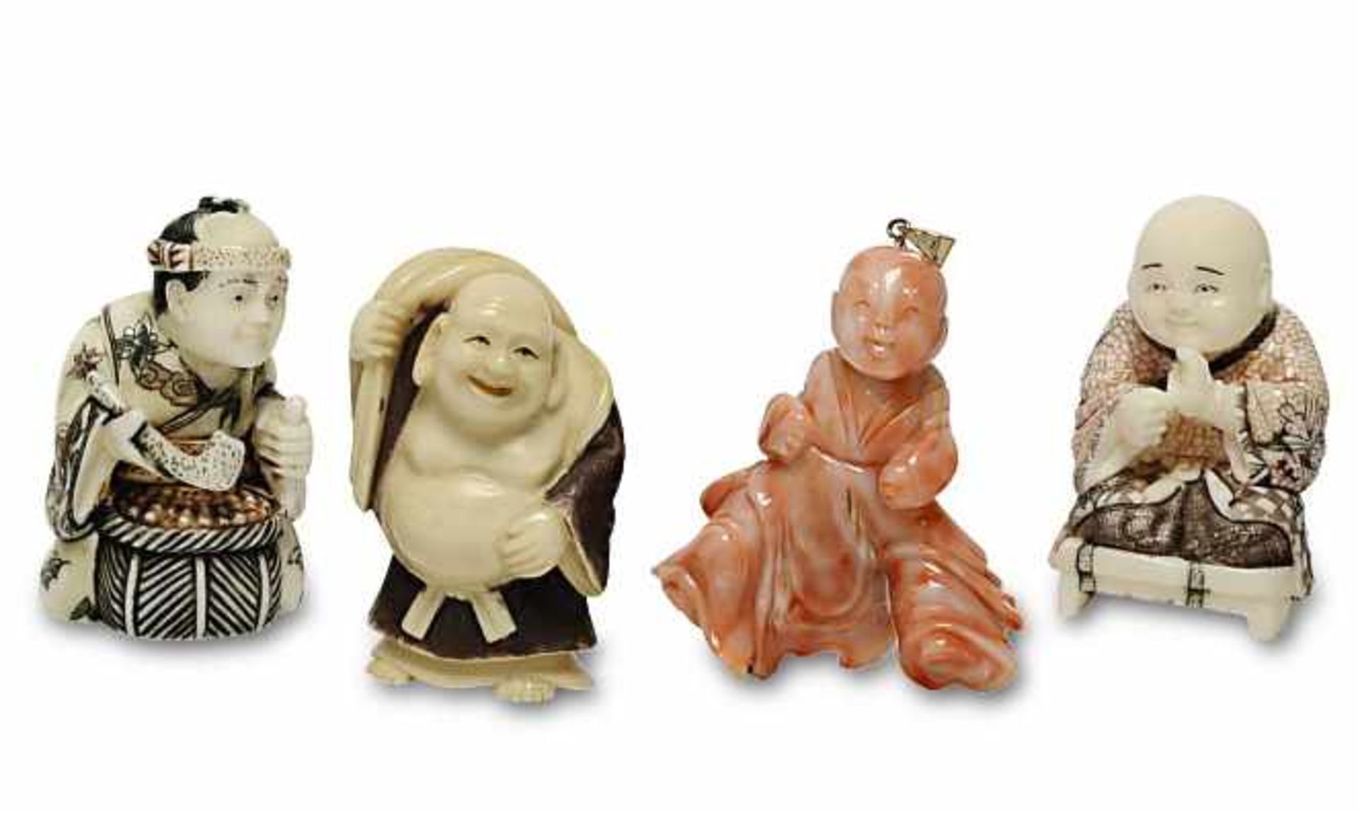 Ein Netsuke, zwei Okimonos, ein AnhängerJapan Elfenbein, tlw. farbig gefasst, bzw. Korallen-Imitat