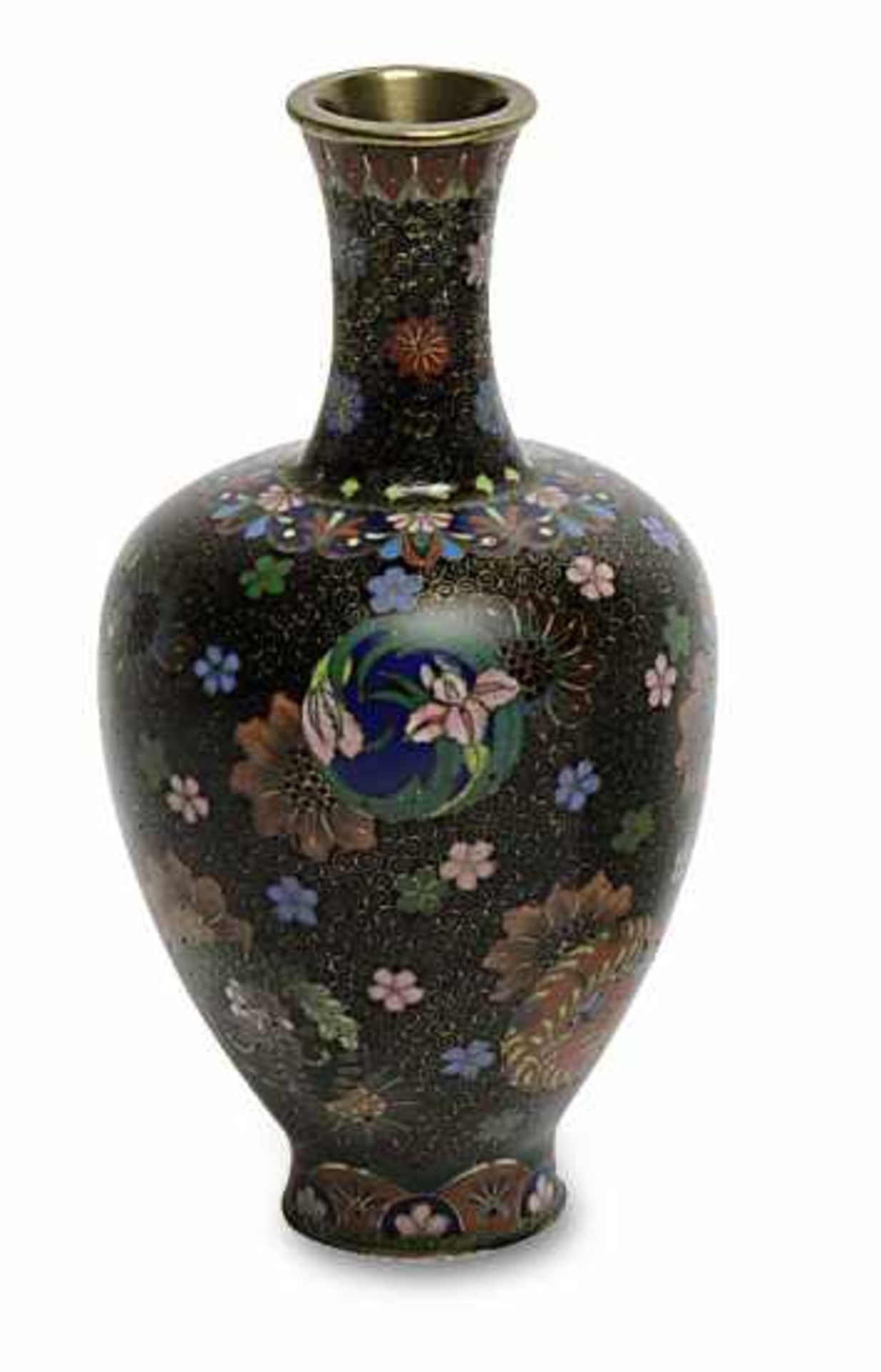 Kleine Cloisonné-VaseJapan, Meiji Auf schwarzem Grund bunte Blüten und Floralornamente. H. 15 cm