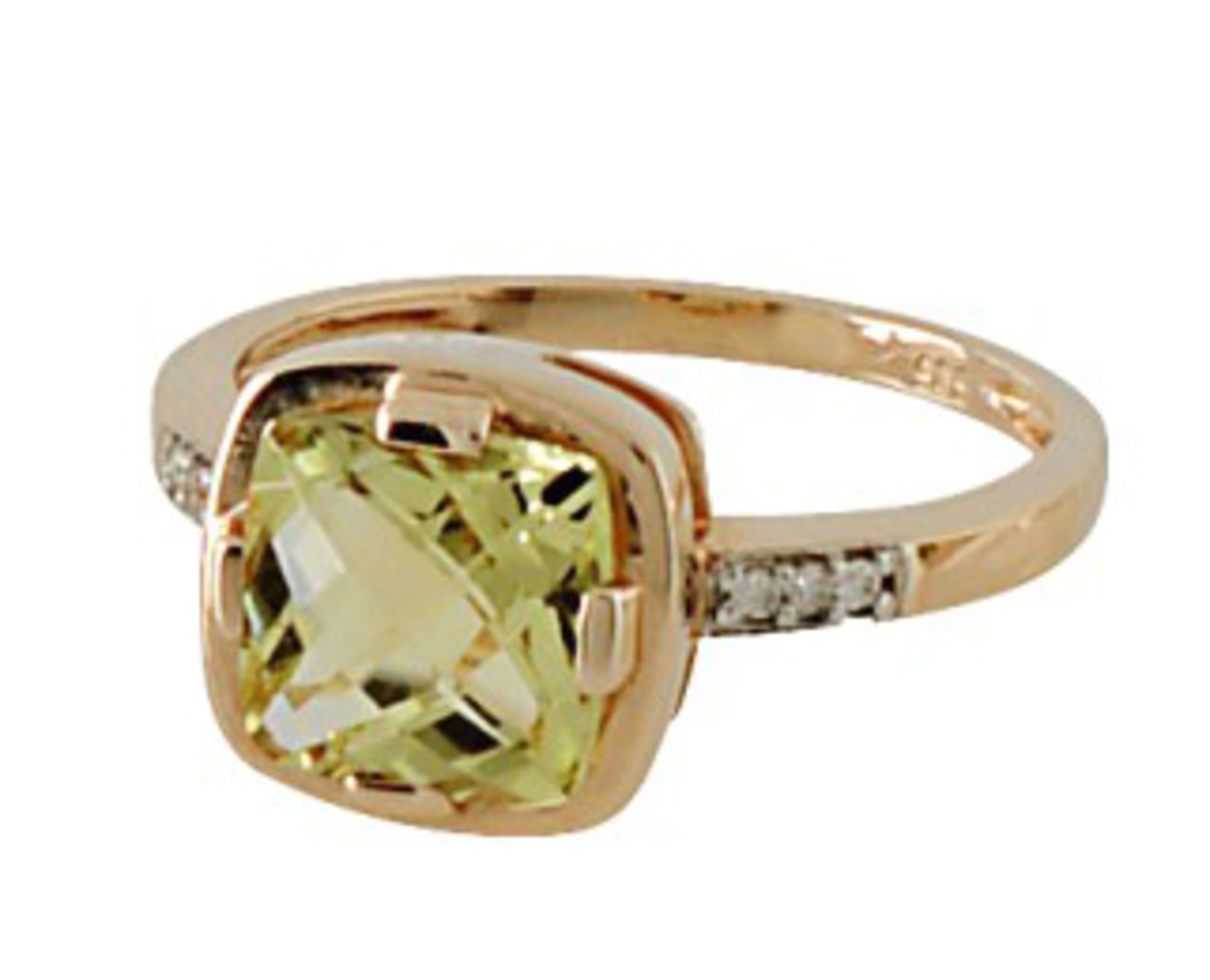 Ring14 K GG, Marke (585). Besetzt mit einem Lemoncitrin in Schachbrettschliff, ca. 2 ct, flankiert