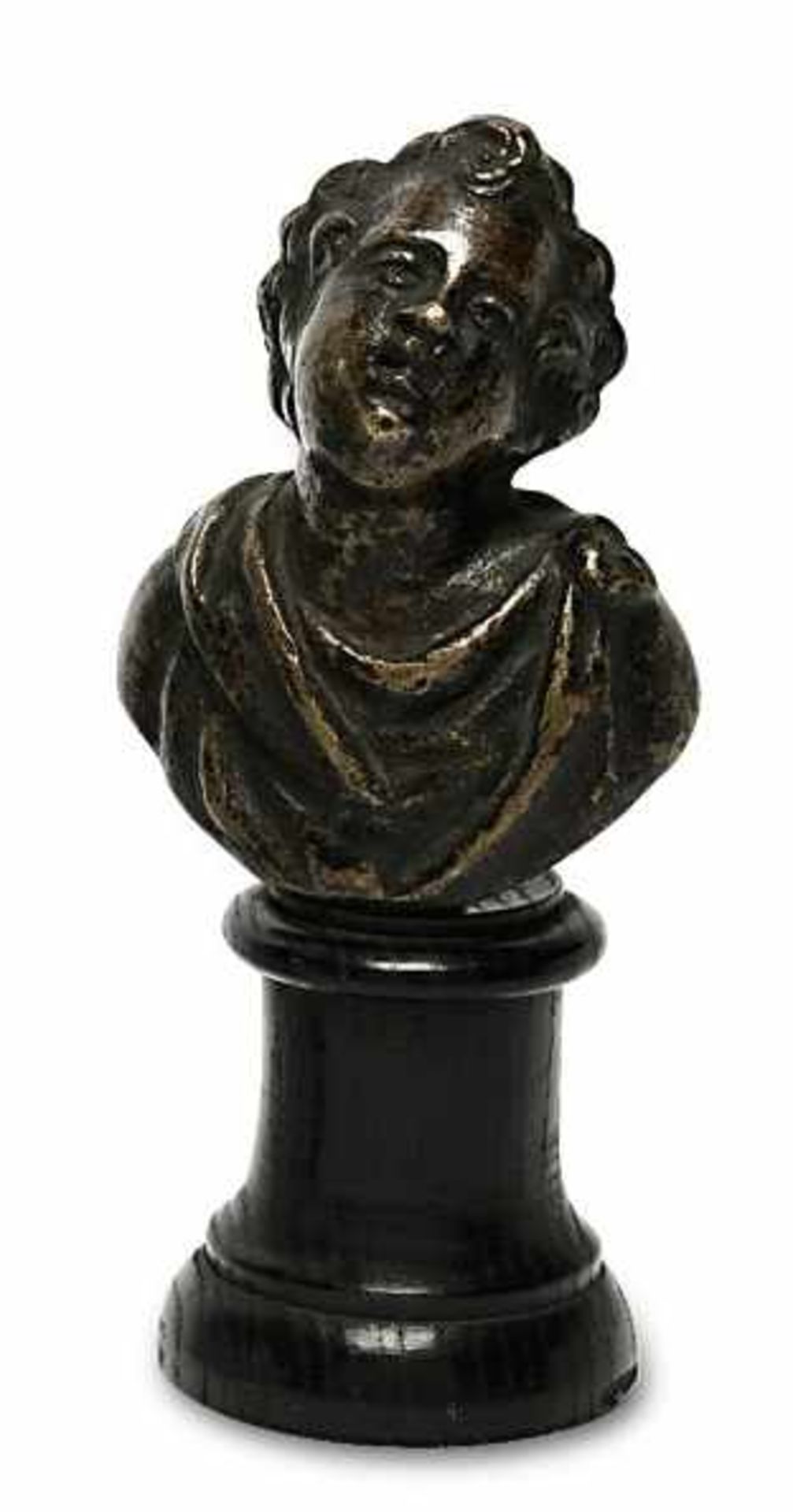 Büste eines KnabenItalienische Renaissance (?) Bronze, patiniert. H. ca. 9,5 cm. Holzsockel.