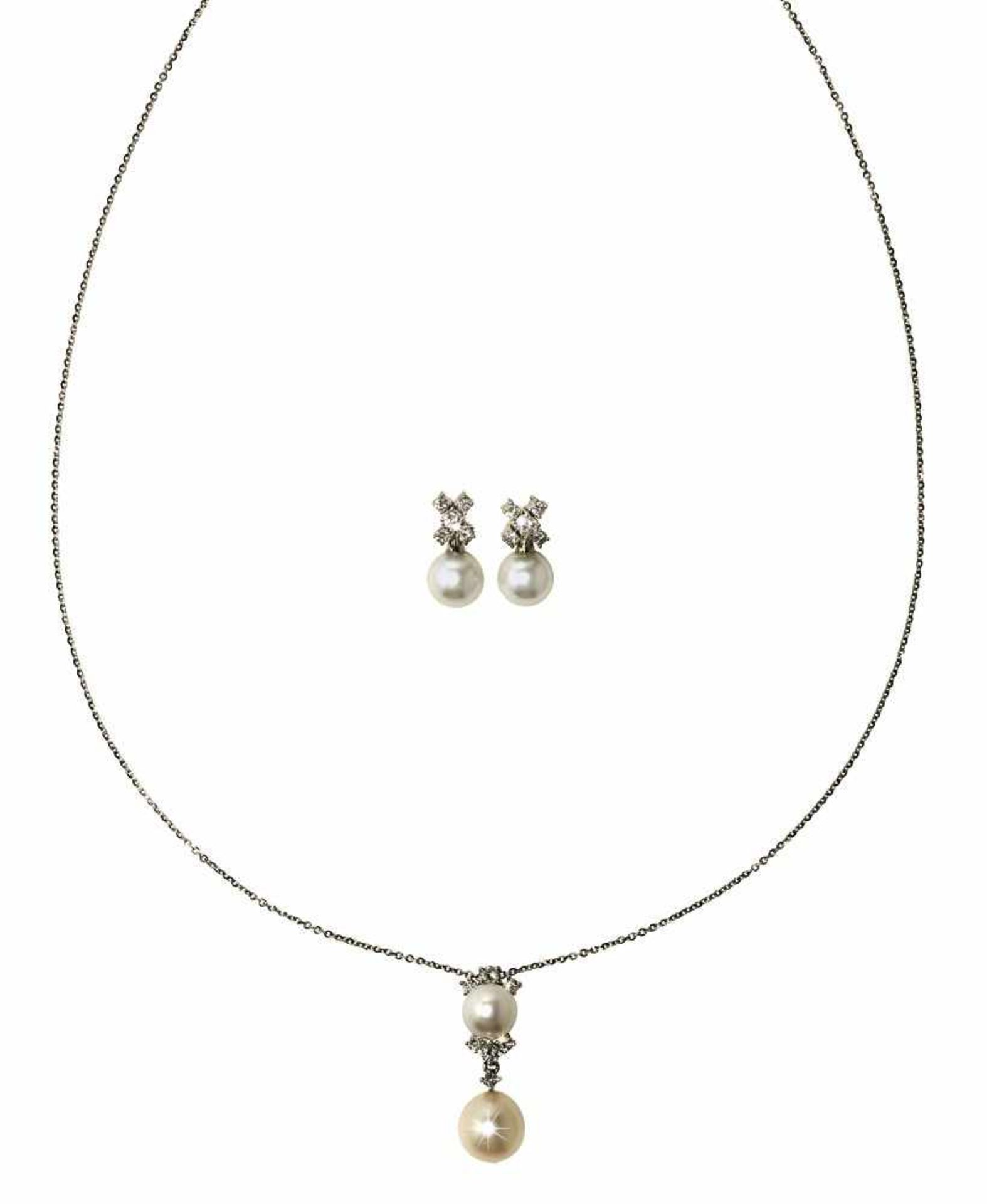 Collier und ein Paar Ohrringe14 K WG, Marken (585). Anhänger an feiner Kette (nicht abnehmbar) sowie