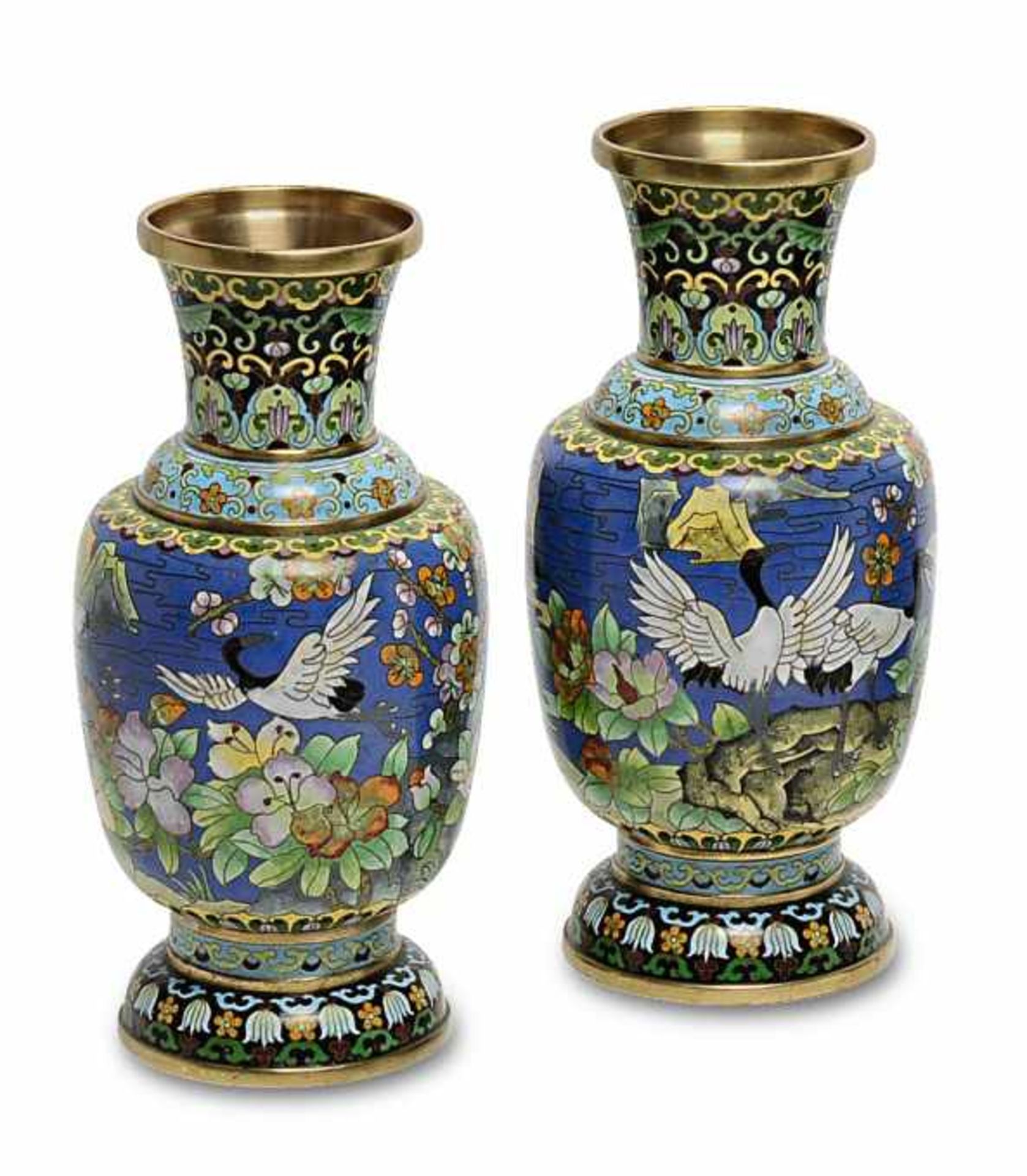 Ein Paar Cloisonné-VasenChina, 20. Jh. Umlaufender Dekor einer Uferlandschaft mit Kranichen und