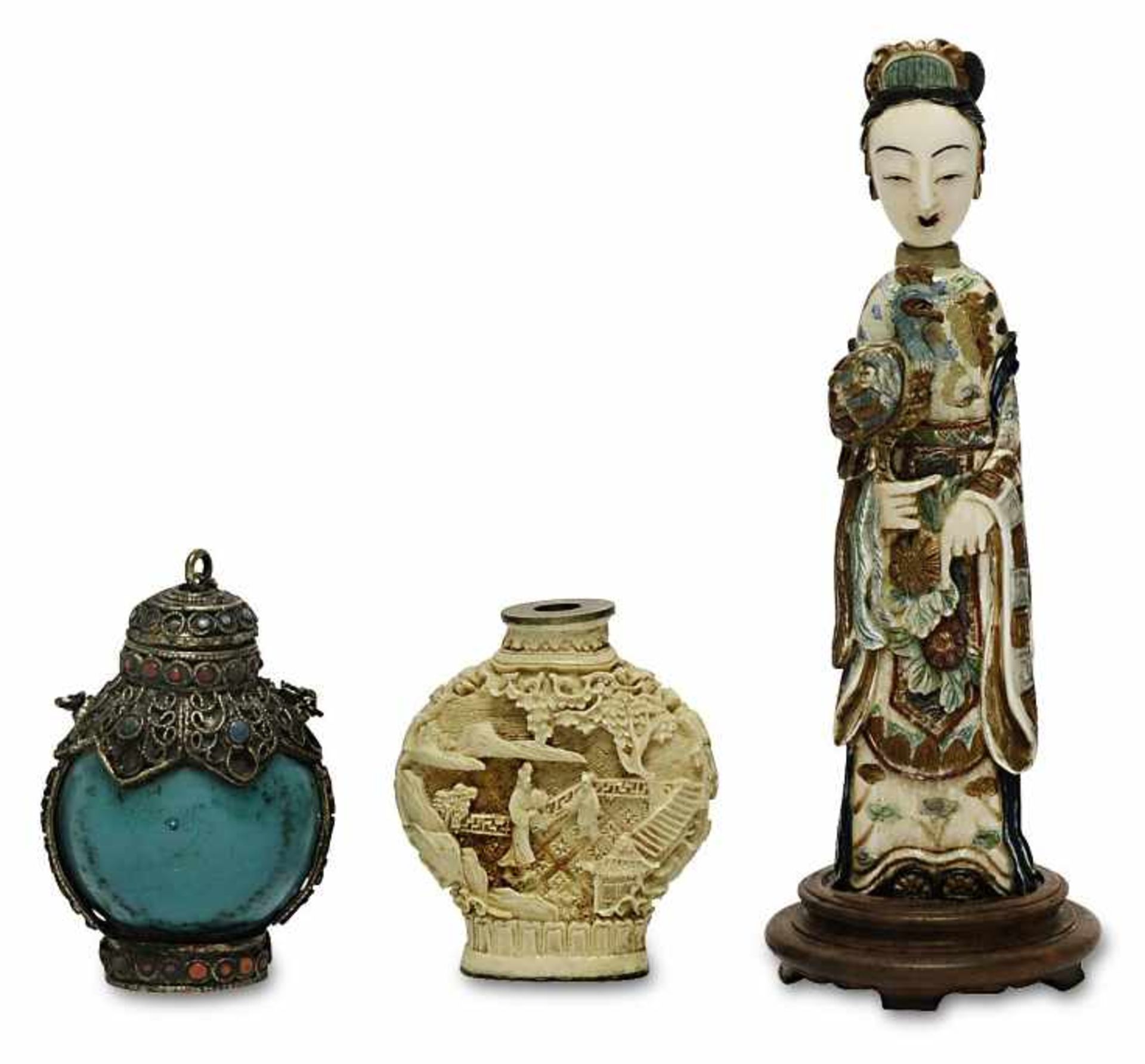 Drei SnuffbottlesChina/Tibet Bein, Elfenbeinimitat u.a. Ein Snuffbottle in Form einer Dame mit
