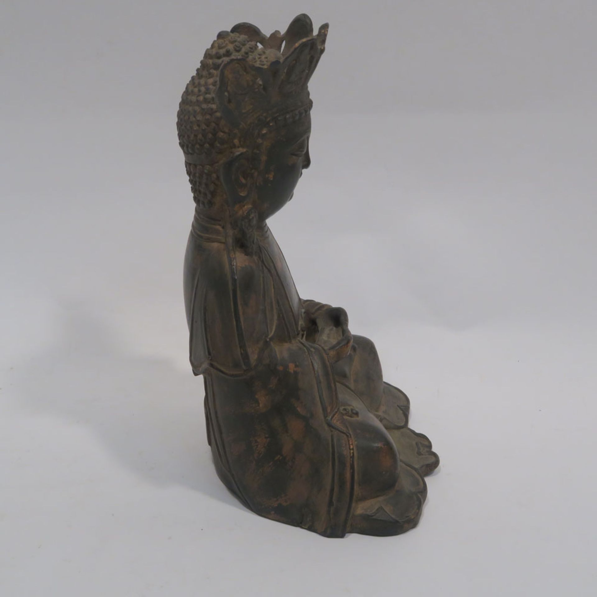 Buddha AmitabhaChina. Bronze. Reliefmarke auf der Rückseite. Min. besch. H. 21 cm. - Bild 8 aus 10