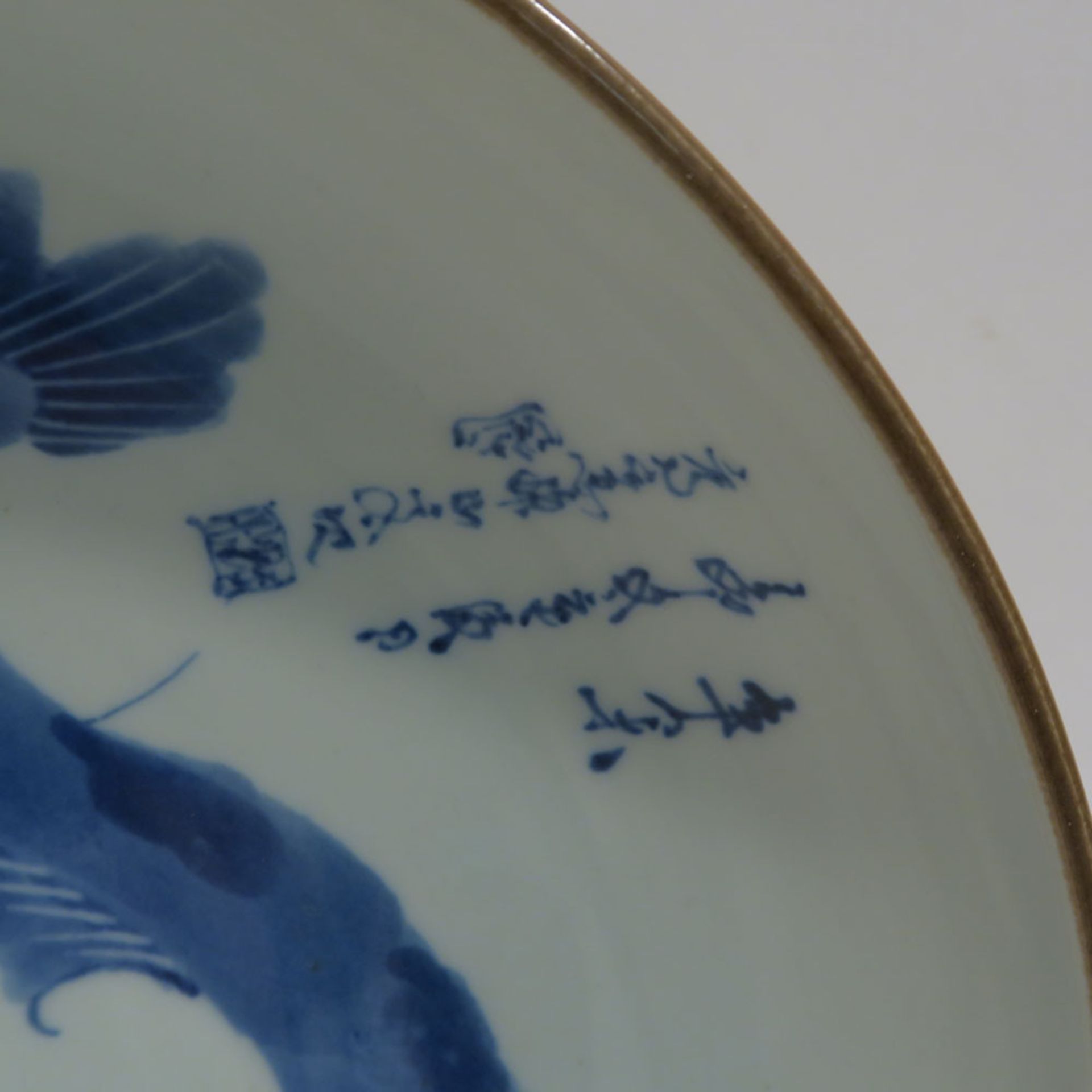 SchalePorzellan. Blaudekor: zwei Fische, Inschrift. Brauner Rand. Blaumarke. Ø 26 cm. - Image 8 of 8