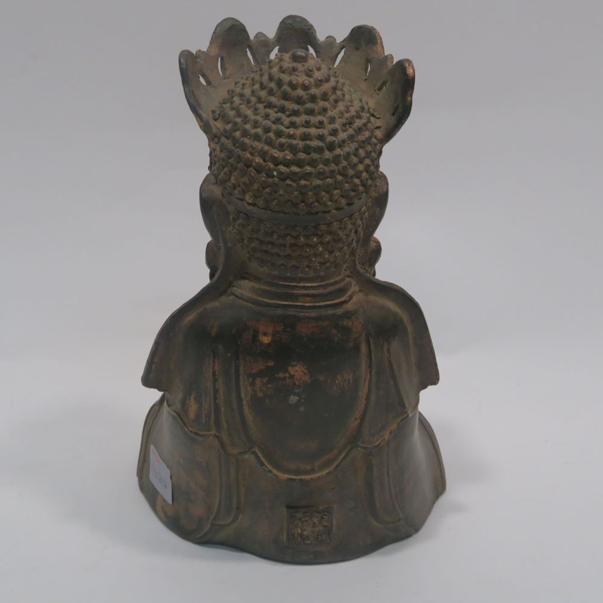 Buddha AmitabhaChina. Bronze. Reliefmarke auf der Rückseite. Min. besch. H. 21 cm. - Bild 6 aus 10