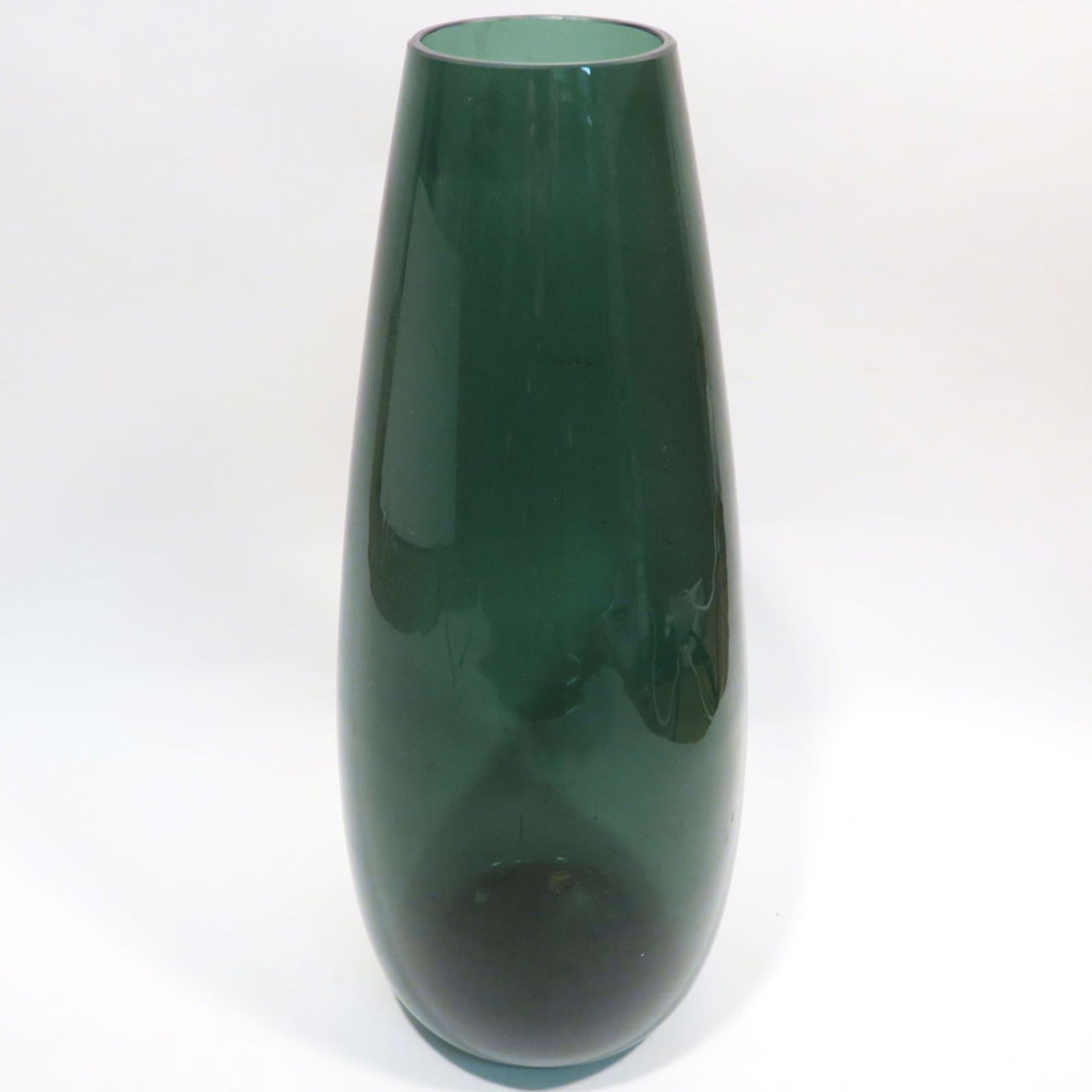 VaseEntwurf eventuell Wilhelm Wagenfeld. Grünes Glas. Rand abgeschliffen. H. 47 cm. - Bild 2 aus 2