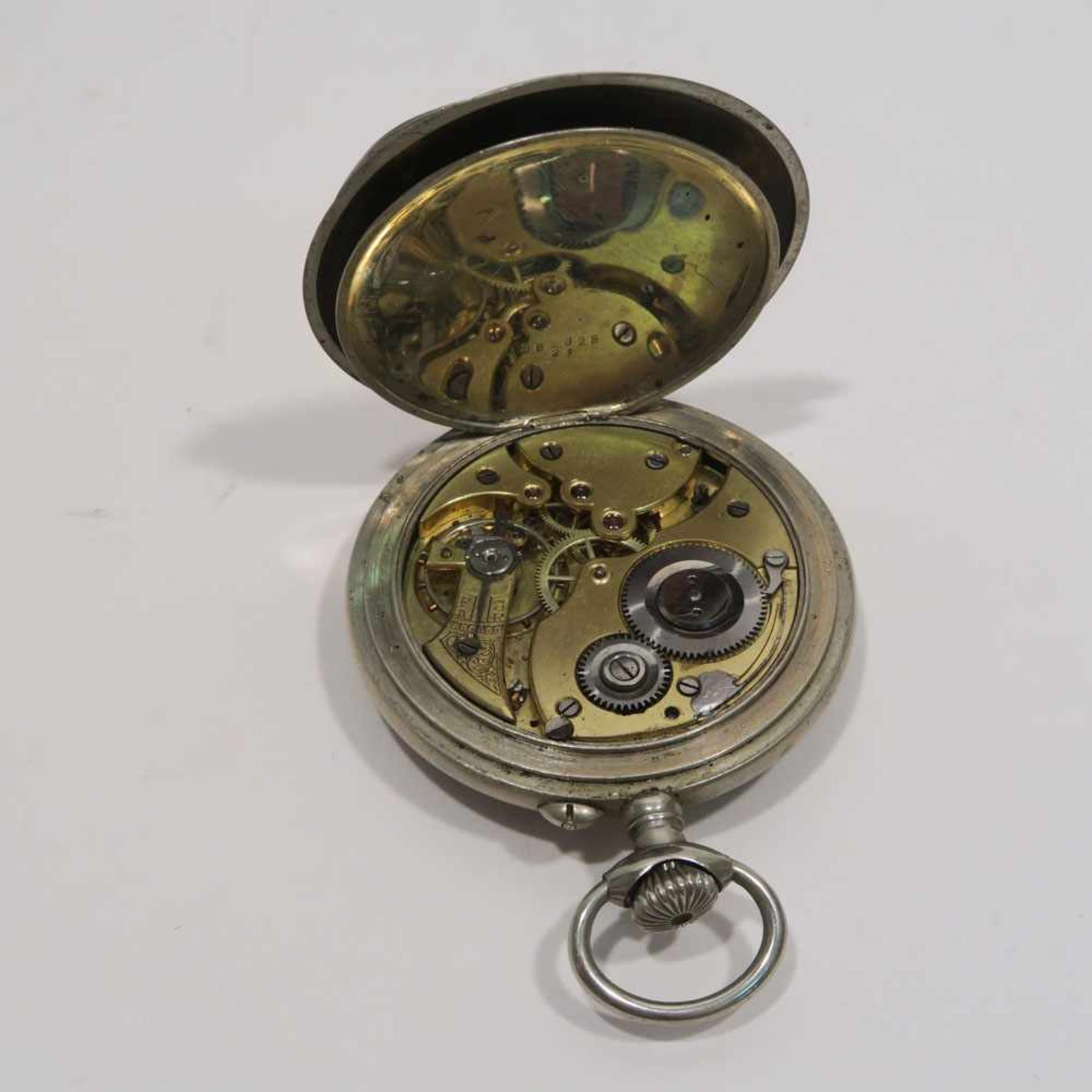 Taschenuhrenhalterin Form eines Uhrgehäuses mit Spitzgiebel. Wurzelmaserholz furniert u.a. Hölzer, - Bild 5 aus 6
