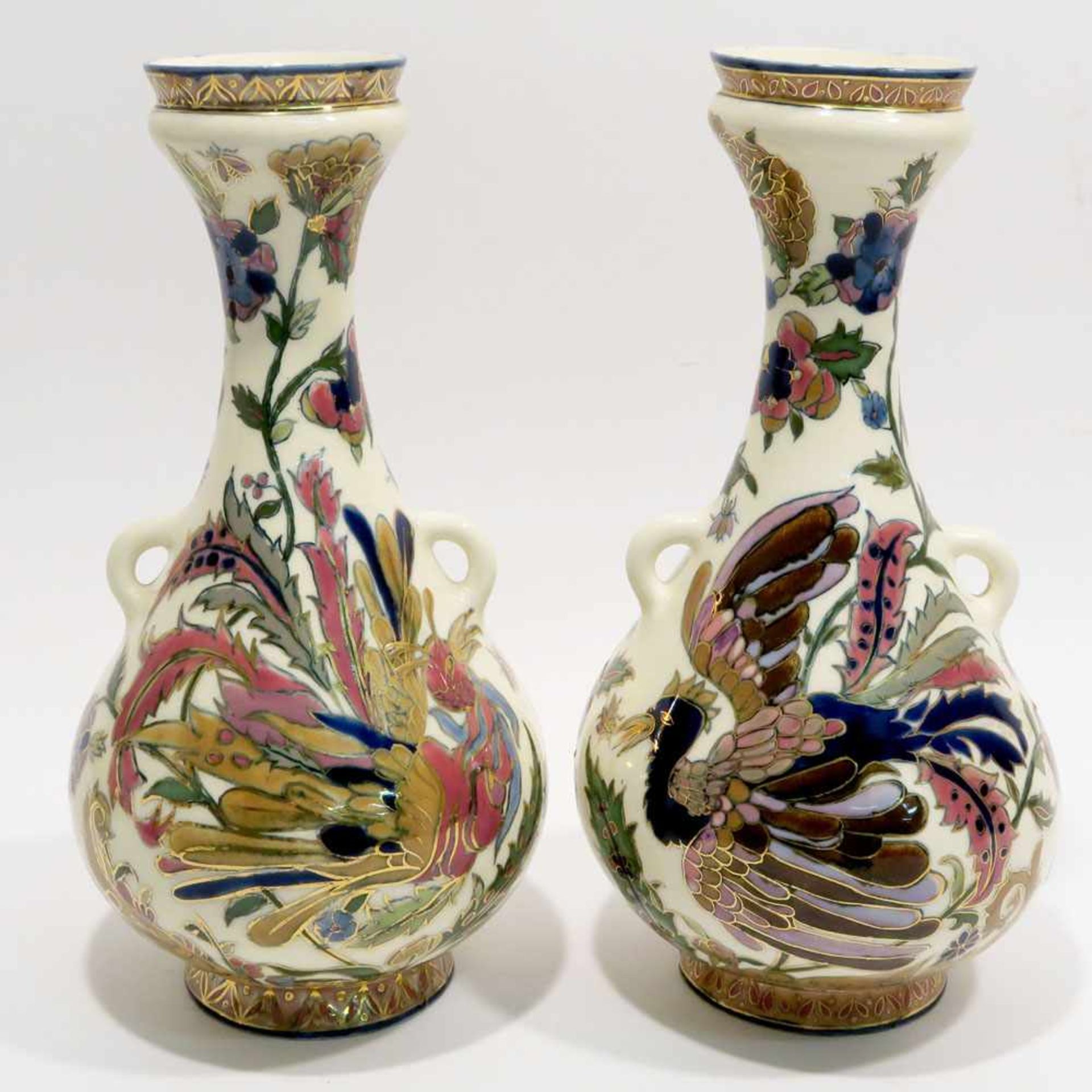Ein Paar VasenZsolnay/Pécs, letztes Viertel 19. Jh. Keramik, weiß glasiert, polychromer, - Bild 2 aus 2