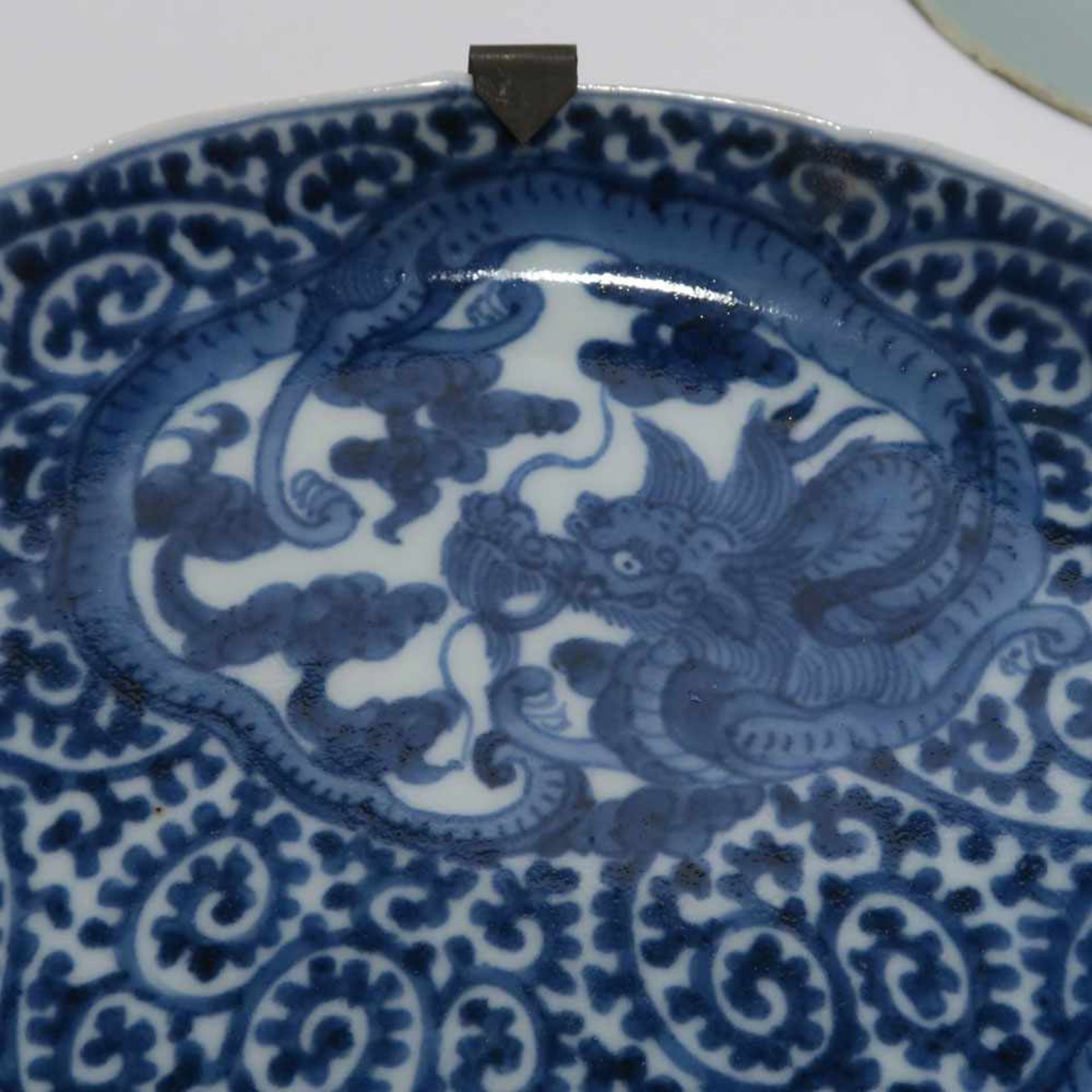 Ein Paar Teller / Koppchen mit UntertasseChina. Porzellan. Blaudekore: Spiralranken und drei - Bild 8 aus 10