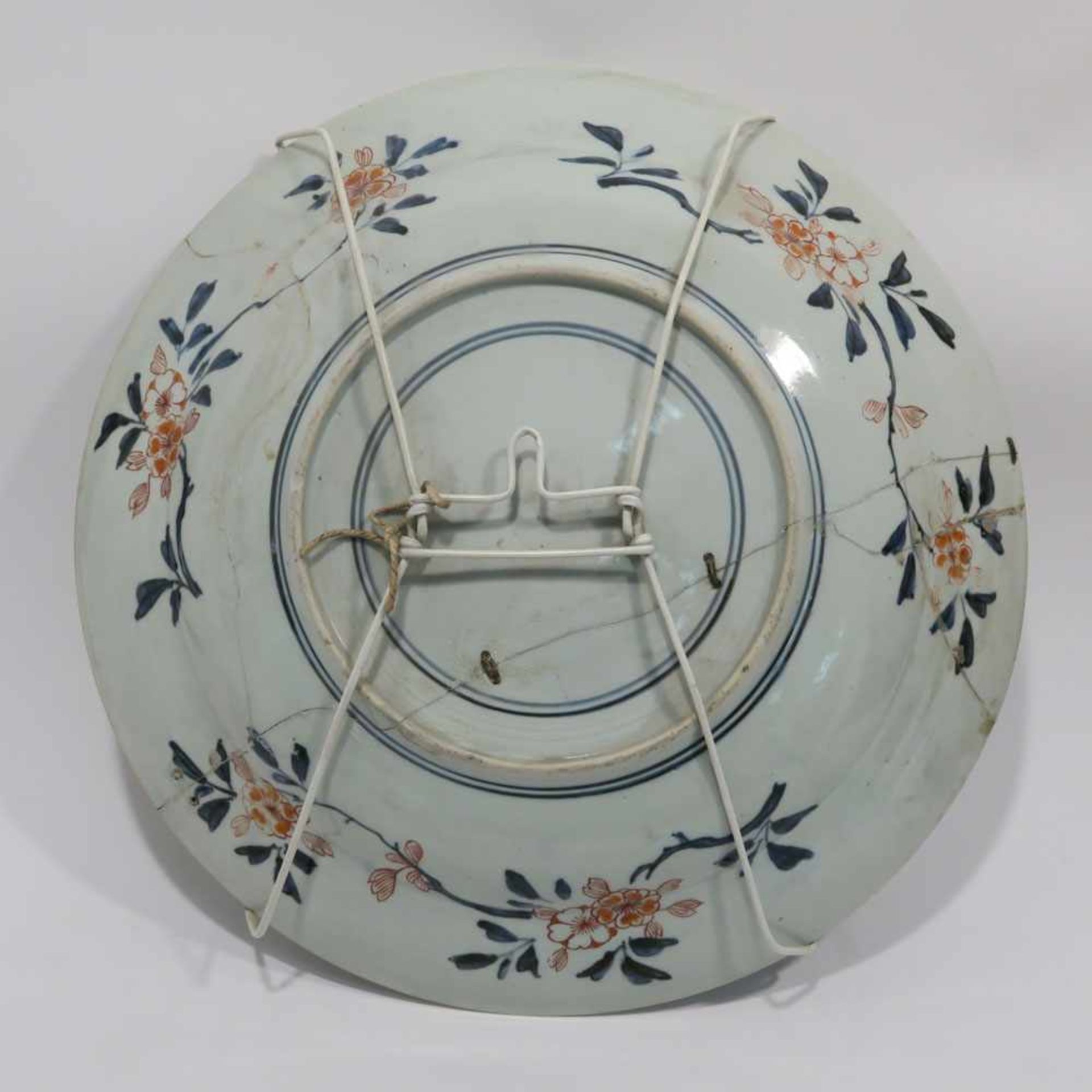 Imari-PlatteWohl China. Porzellan. Dekor in Unterglasurblau und Eisenrot: Im Spiegel Blumenstrauß - Bild 3 aus 6